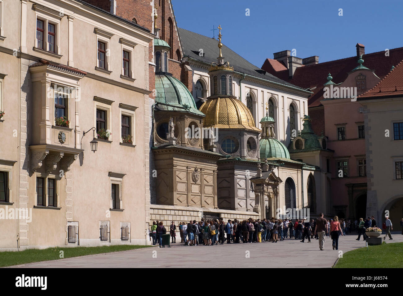 Les touristes curieux la cathédrale de Cracovie église cathédrale dome tour cour Banque D'Images