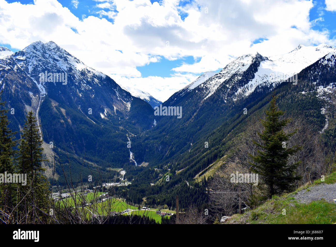 Chutes de Krimml sur gerlos passent, Alpes autrichiennes, l'Autriche, entre des montagnes couvertes de neige Banque D'Images