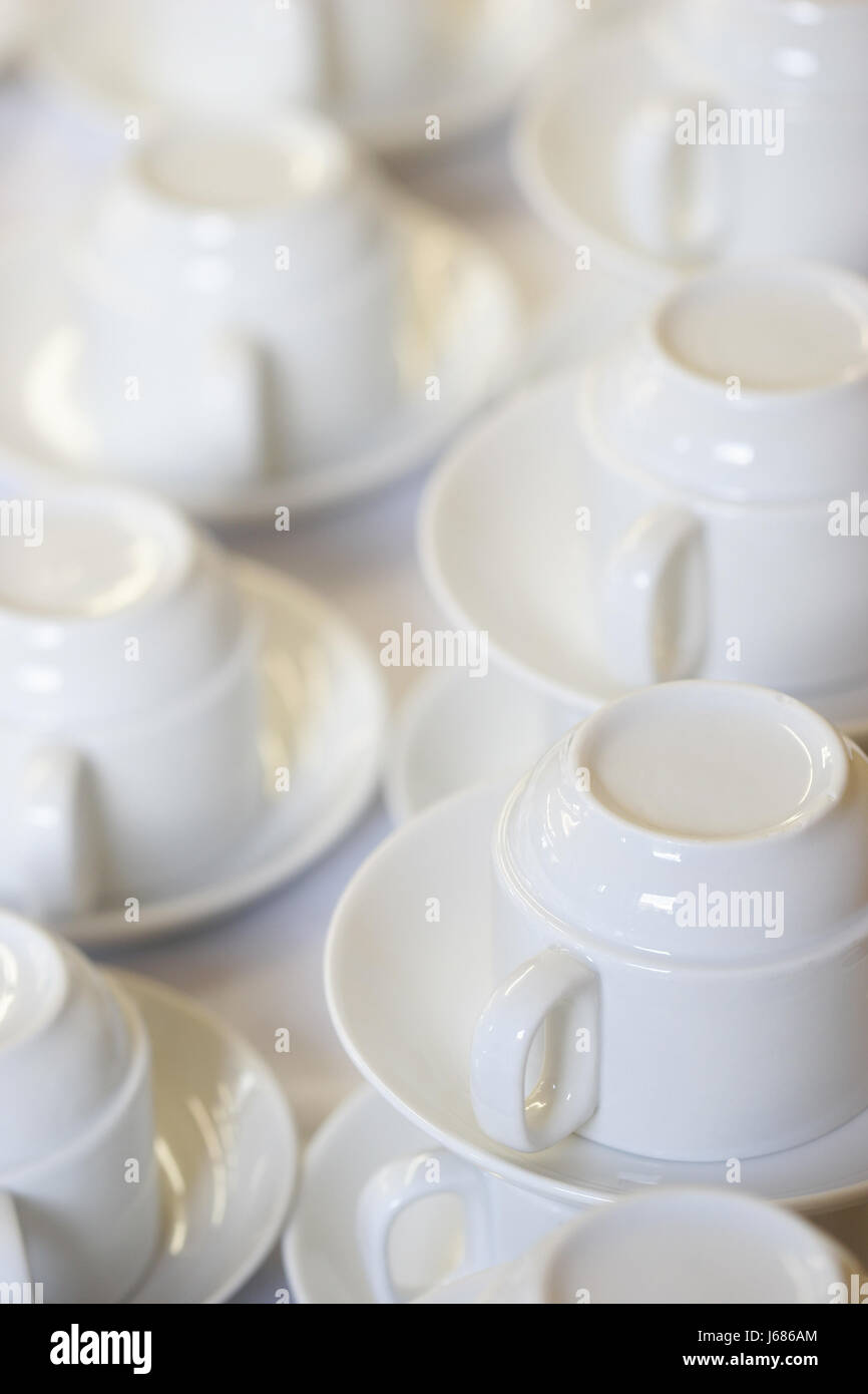 Soucoupes tasses ligne inversé tasse soucoupe tasse à café en ligne gastronomie tasses de masse de la Chine Banque D'Images