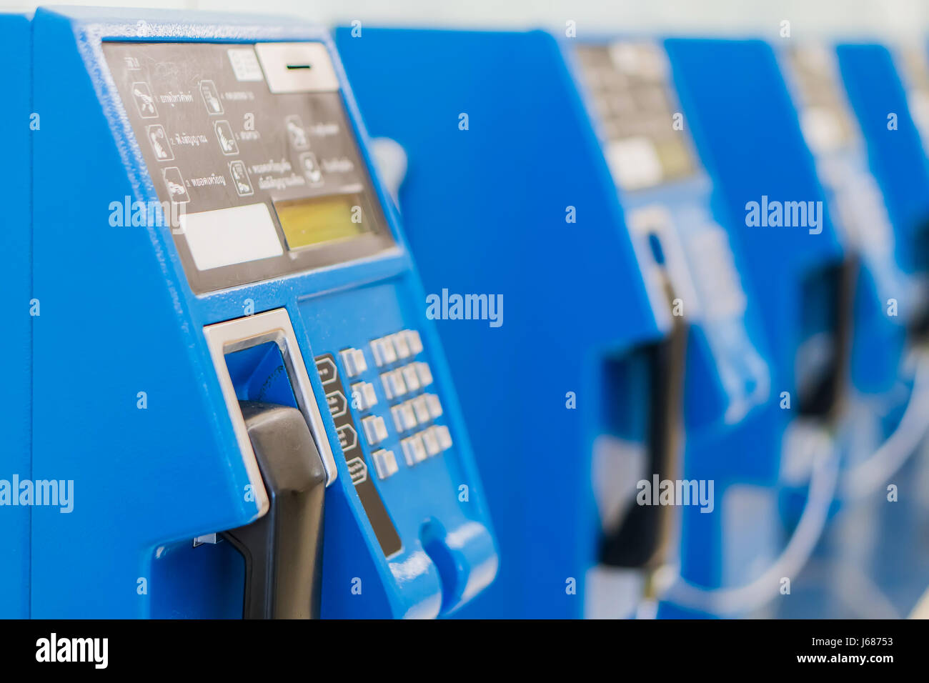 Téléphones publics anciens et traditionnels en utilisant les pièces de monnaie. Banque D'Images