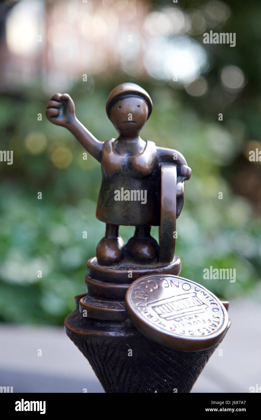 Sculpture d'une femme par Tom Otterness en Rockefeller Park, Battery Park City, New York, NY, USA. Banque D'Images