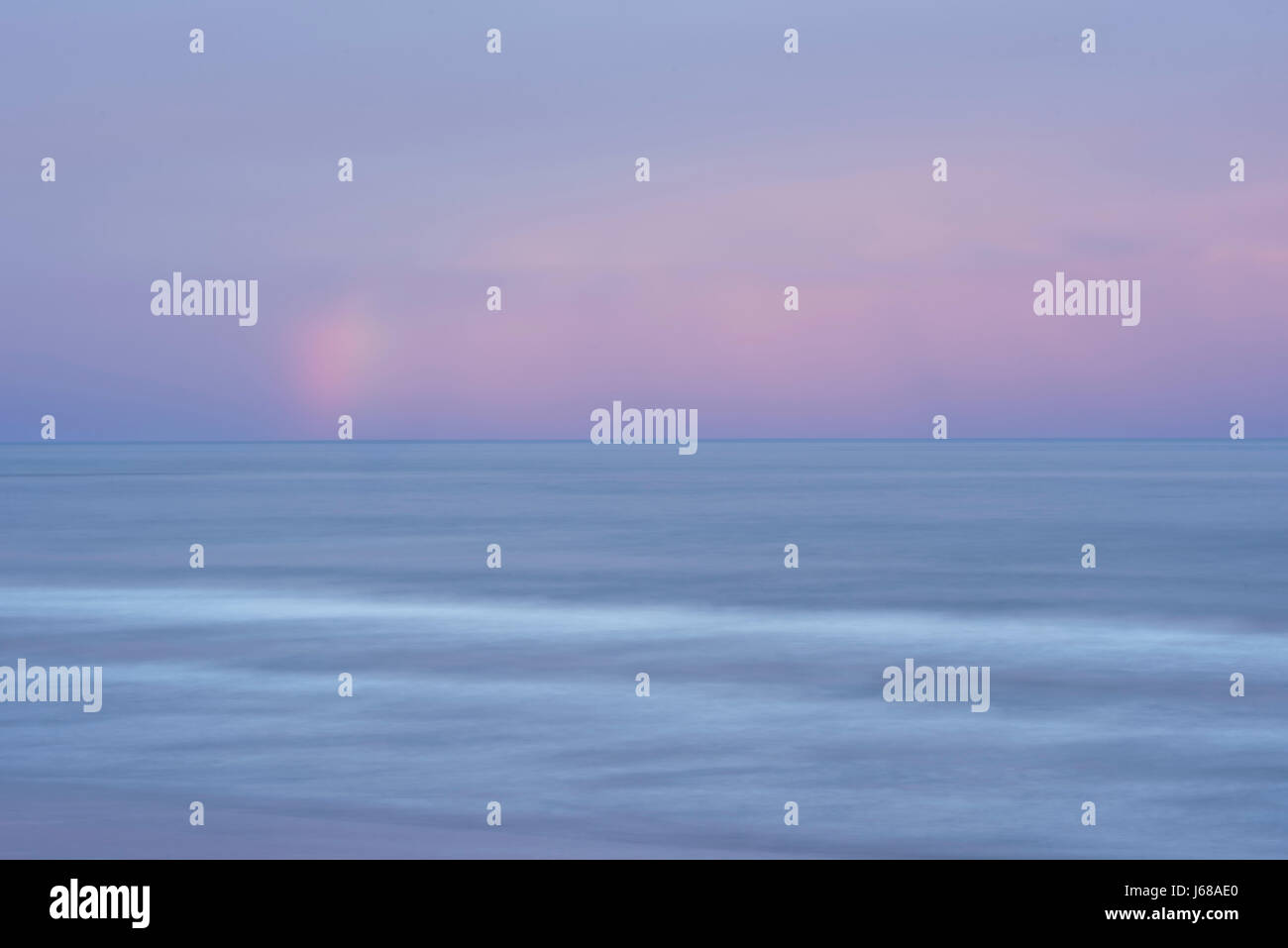 Arc-en-ciel sur l'océan au lever du soleil ; plage Camping Kalaloch, Olympic National Park, Washington. Banque D'Images