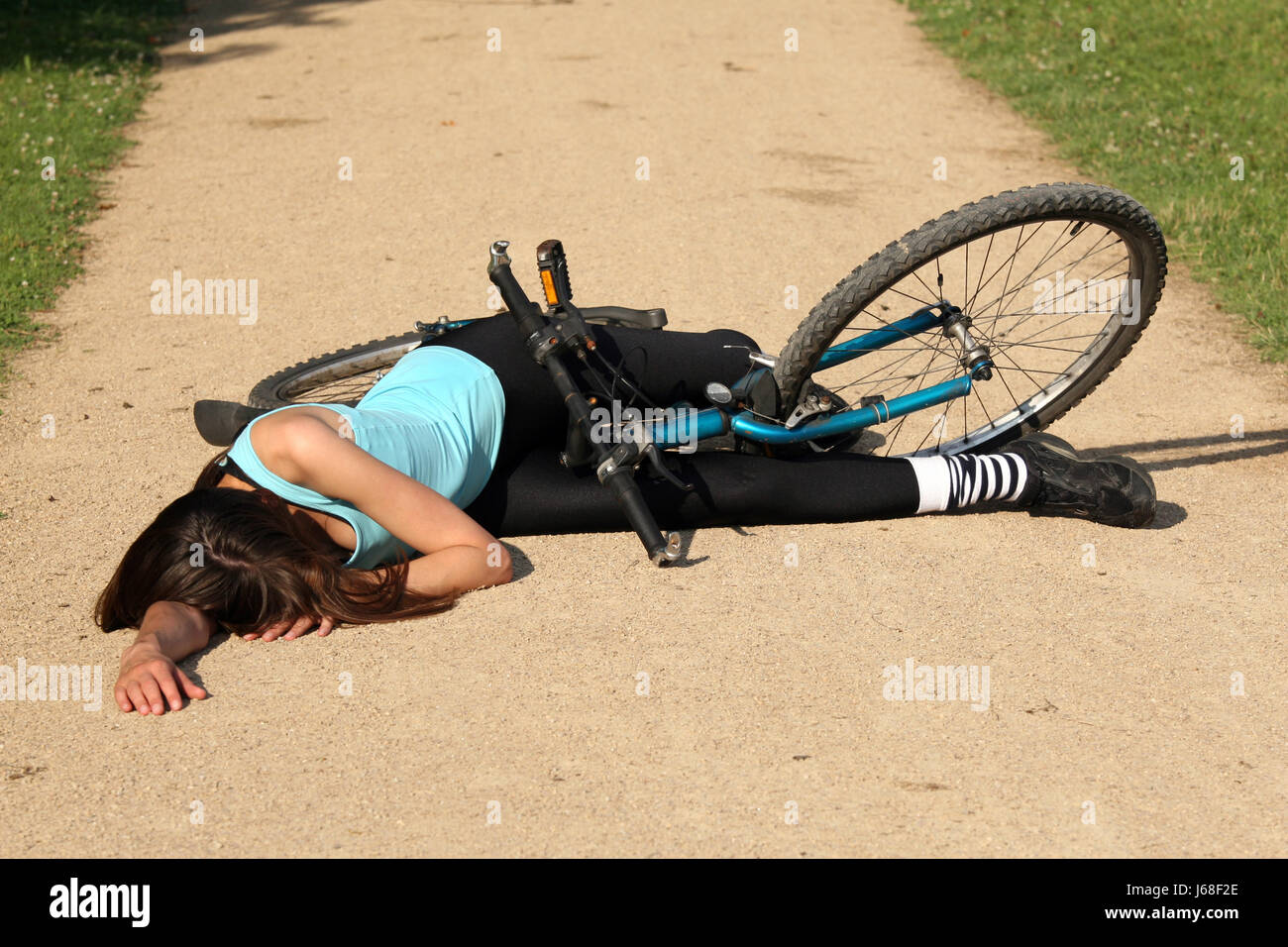 La Femme a Eu L'accident Tout En Montant Sur La Bicyclette Image stock ...