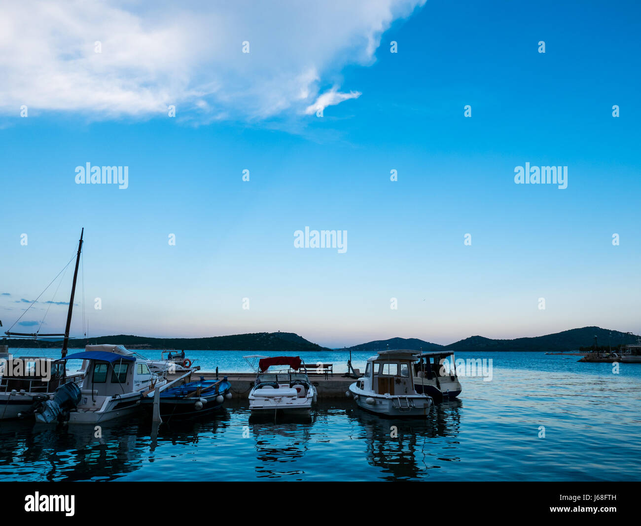 L''île de Murter, Croatie - 10 août 2016 - bateaux dans un port de plaisance dans la soirée avec ciel bleu au-dessus Banque D'Images