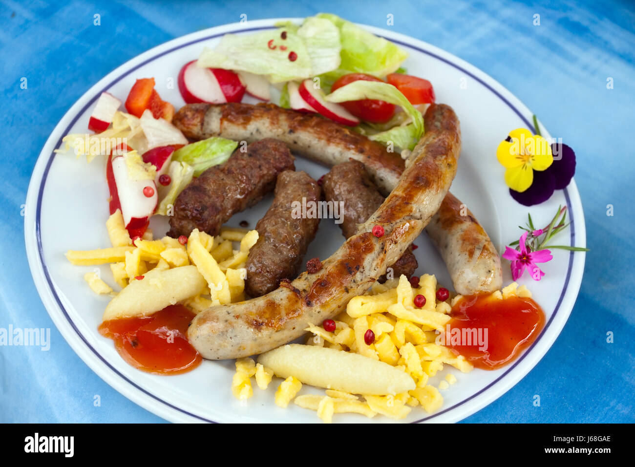 Burger hamburger ketchup saucisses de viande hachée salade de tomates saucisse fleur plante