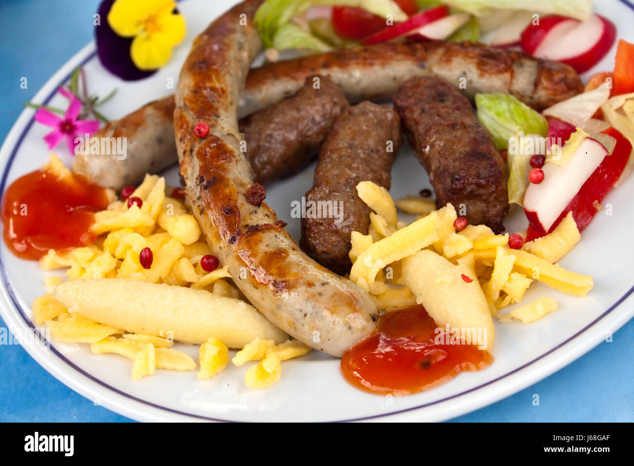 Burger hamburger ketchup saucisses de viande hachée salade de tomates saucisse fleur plante