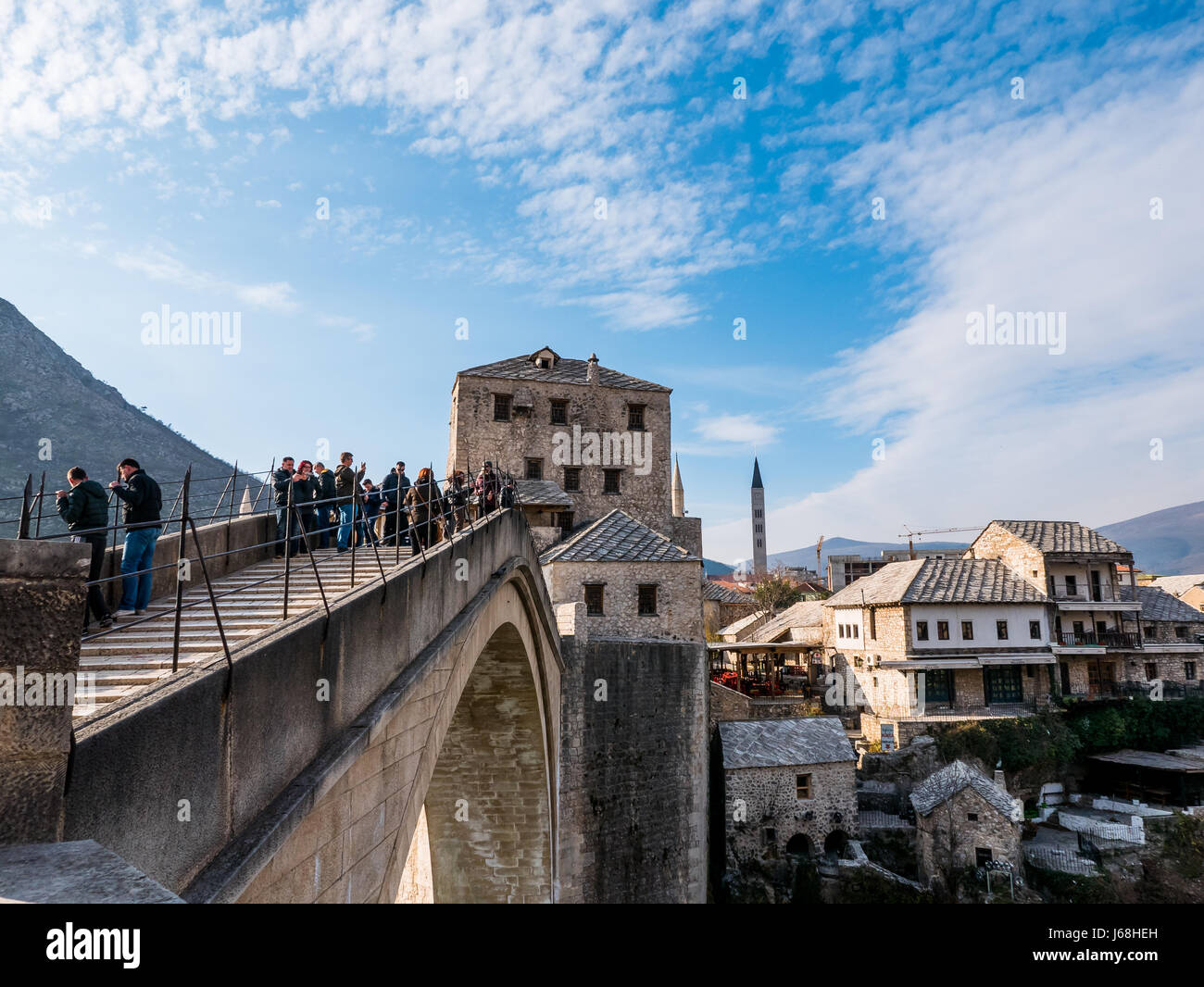 Mostar, Bosnie-Herzégovine - 1 janvier 2016 - Vue sur le Vieux Pont de Mostar, Bosnie-Herzégovine, un jour ensoleillé, avec les visiteurs. Banque D'Images