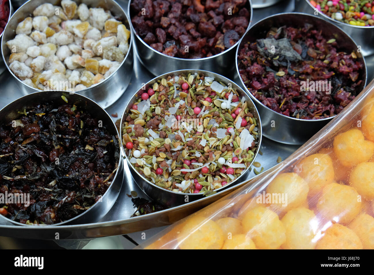 Différentes épices et herbes dans des bols de métal sur un marché de rue dans la région de Kolkata, West Bengal, India Banque D'Images