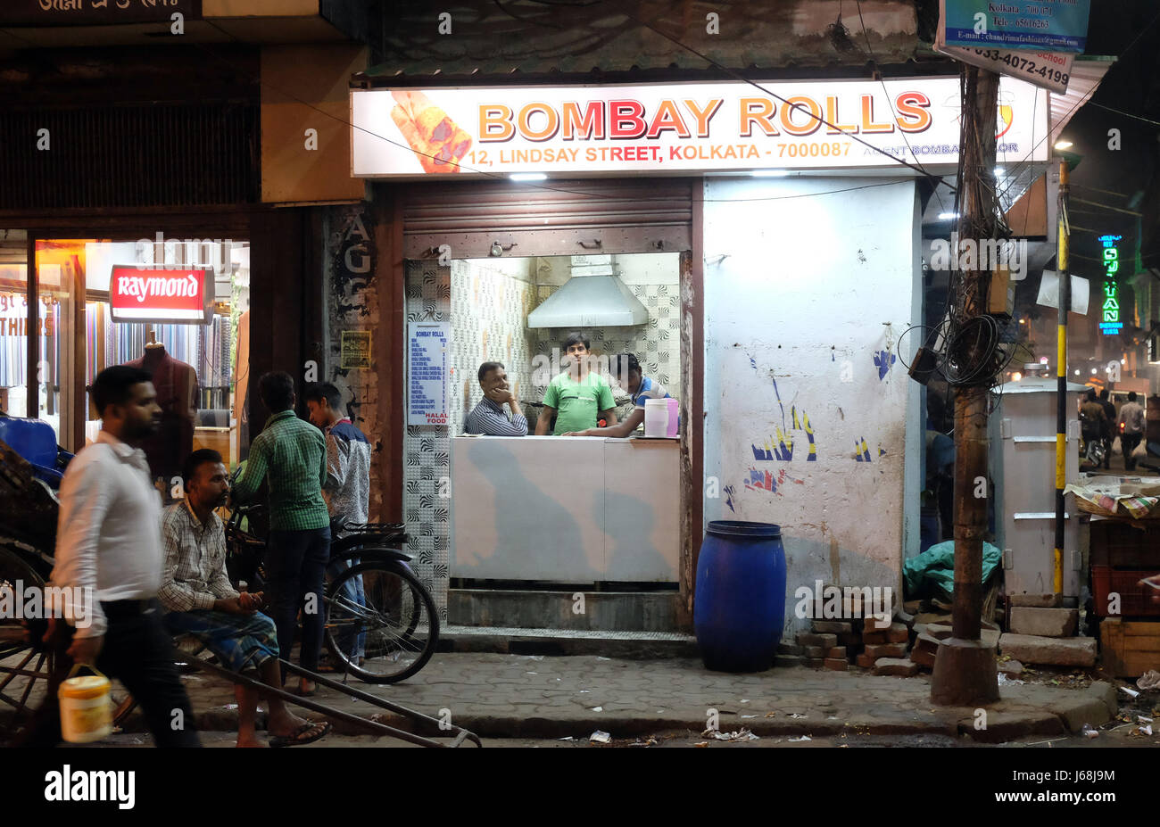 Fast food Street shop où ils préparent les rouleaux de Bombay à Calcutta le 09 février 2016. Banque D'Images