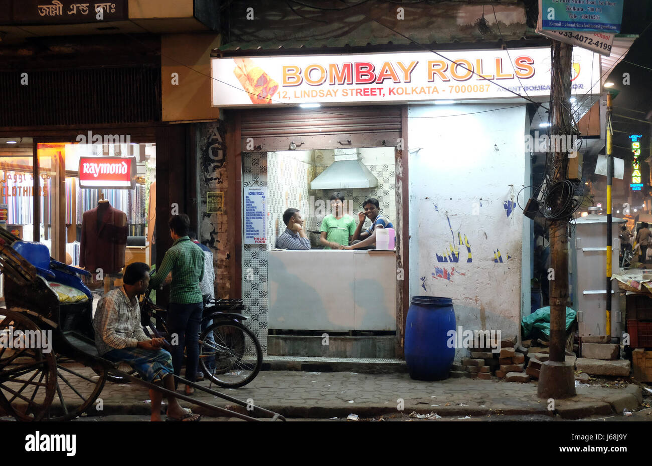 Fast food Street shop où ils préparent les rouleaux de Bombay à Calcutta le 09 février 2016. Banque D'Images