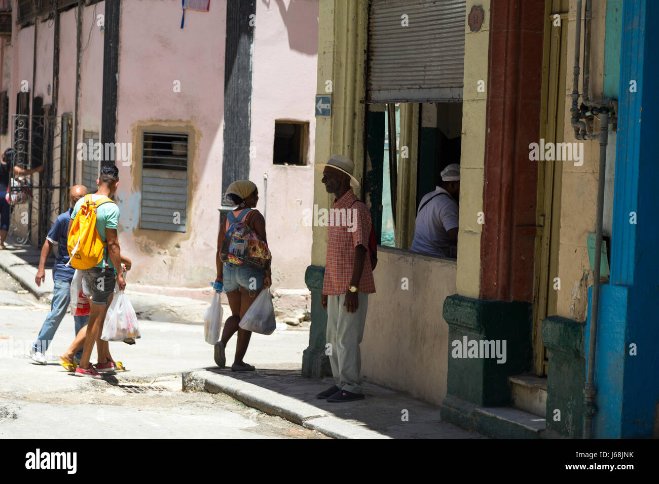 Les gens dans un magasin situé dans la Vieille Havane, Cuba Banque D'Images