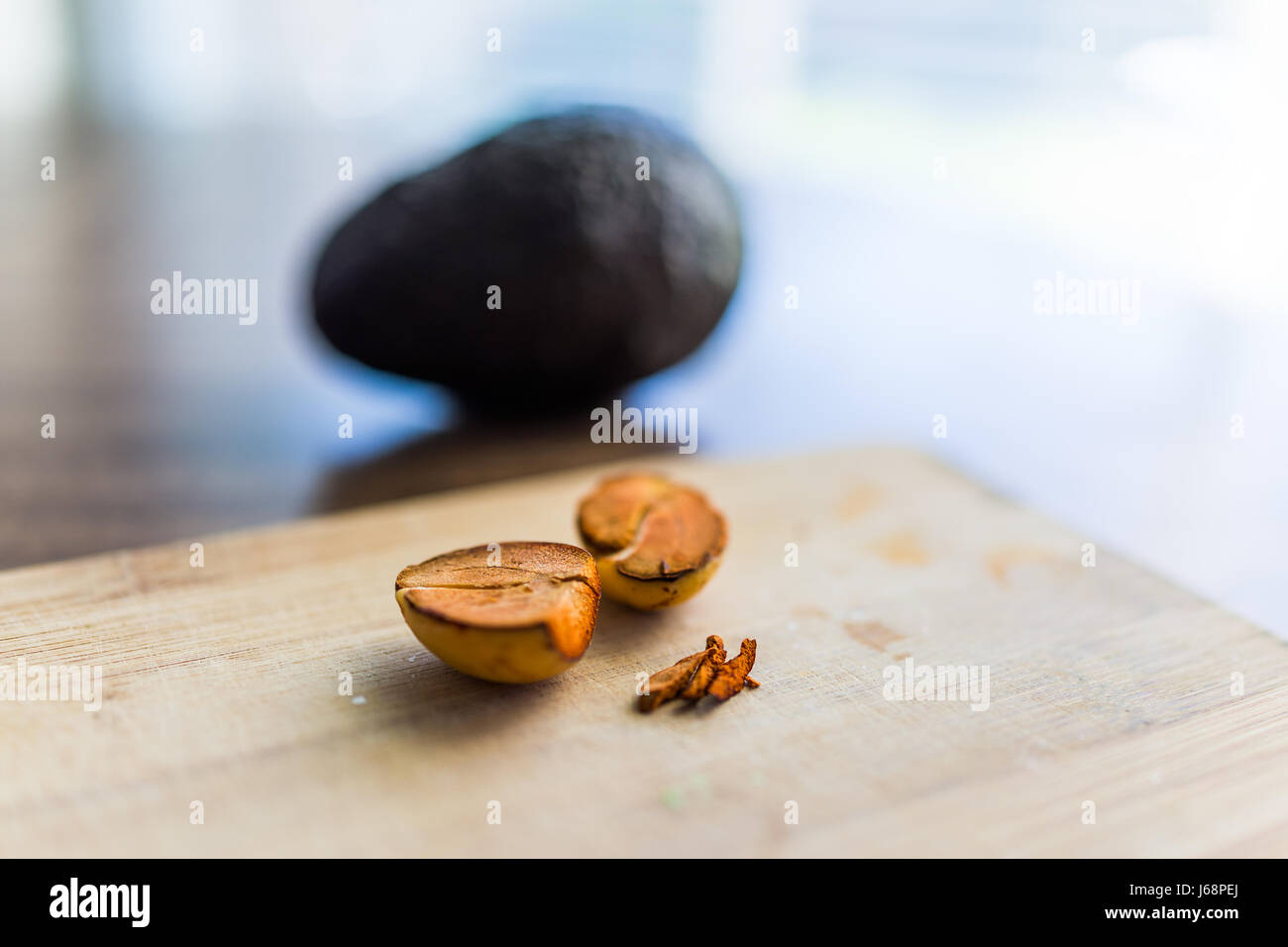 L'avocat de séchage à ciel orange sur planche de bois Banque D'Images