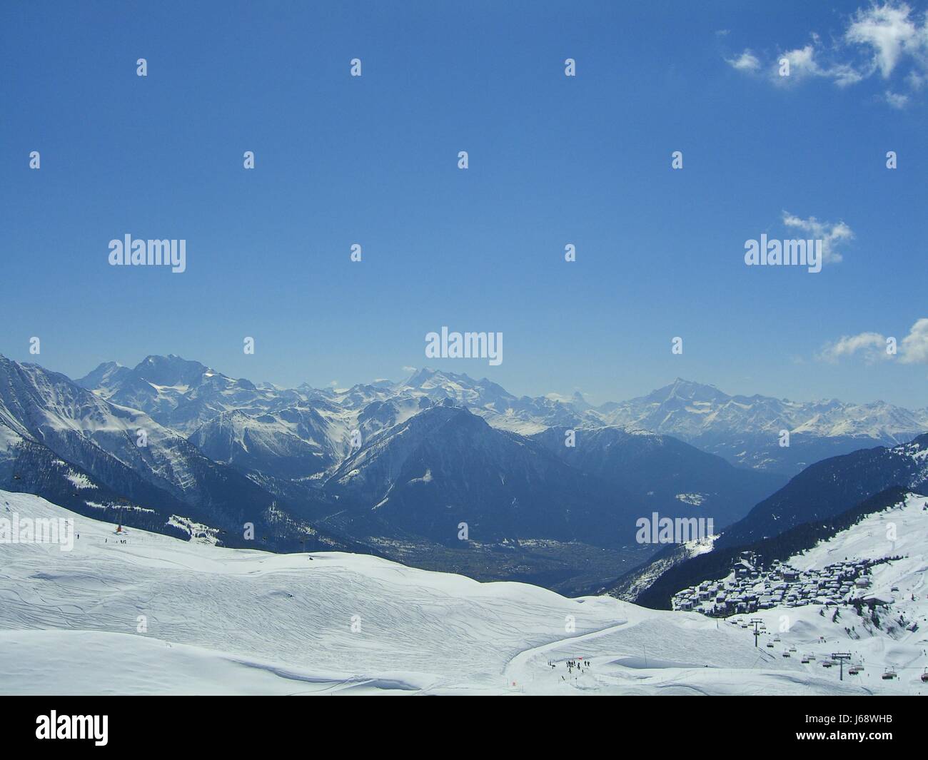 Lever du soleil sur les montagnes de ski suisse vacances neige hiver montagne brouillard nuages Banque D'Images