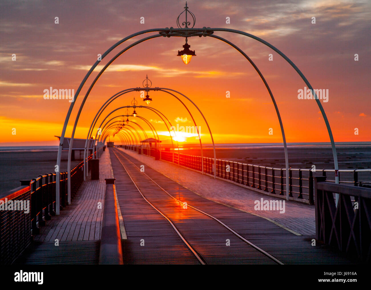 Southport, Merseyside. Météo britannique. 19 mai, 2017. Plus de soleil colorés du fer de la Southport Pier avec soirée à sec au cours de la côte nord-ouest avec des chances de sol gelé la nuit avant de fortes pluies avec des averses orageuses hits la station et l'autre plus tard demain. /AlamyLiveNews MediaWorldImages crédit ; Banque D'Images