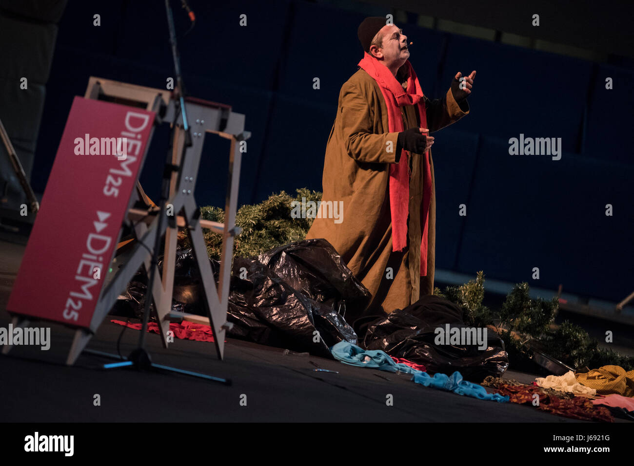 Athènes, Grèce. 19 mai, 2017. Une pièce de théâtre avant DiEM25 présentation représente un sans-abri dans la crise a frappé la Grèce. Grec célèbre économiste, universitaire et ancien ministre des Finances Yanis Varoufakis présente à Athènes la DiEM25 Movement (Mouvement de la démocratie en Europe, 2025). Credit : Nikolas Georgiou/Alamy Live News Banque D'Images