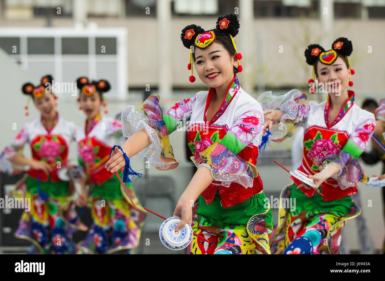 Toronto, Canada. 19 mai, 2017. Danseurs de Sichuan Institut de recherche de formes d'art vocal folklorique chinois exécuter au cours de la Chine 2017 Festival de la Culture et du tourisme au Nathan Phillips Square de Toronto, Canada, le 19 mai 2017. La culture traditionnelle chinoise avec des spectacles, des activités amusantes et atelier papercut, l'événement a présenté les superbes attractions de la Chine pour les Canadiens le samedi. Credit : Zou Zheng/Xinhua/Alamy Live News Banque D'Images