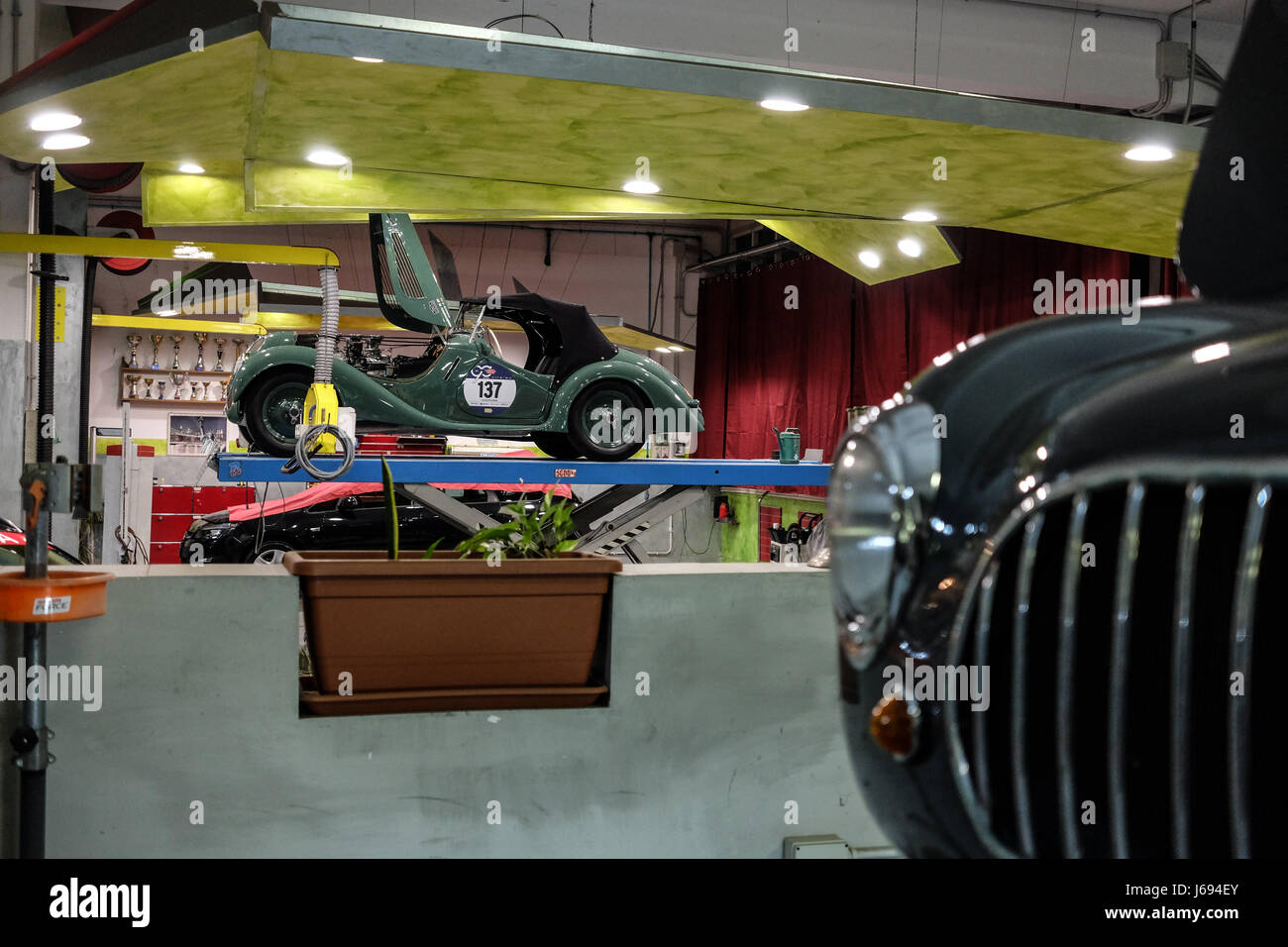 Rome, Italie. 19 mai, 2017. Les voitures de la Mille Miglia 2017 en réparation dans un garage après leur arrivée à Rome Crédit : Realy Easy Star/Alamy Live News Banque D'Images