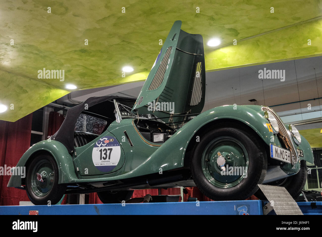 Rome, Italie. 19 mai, 2017. Les voitures de la Mille Miglia 2017 en réparation dans un garage après leur arrivée à Rome Crédit : Realy Easy Star/Alamy Live News Banque D'Images