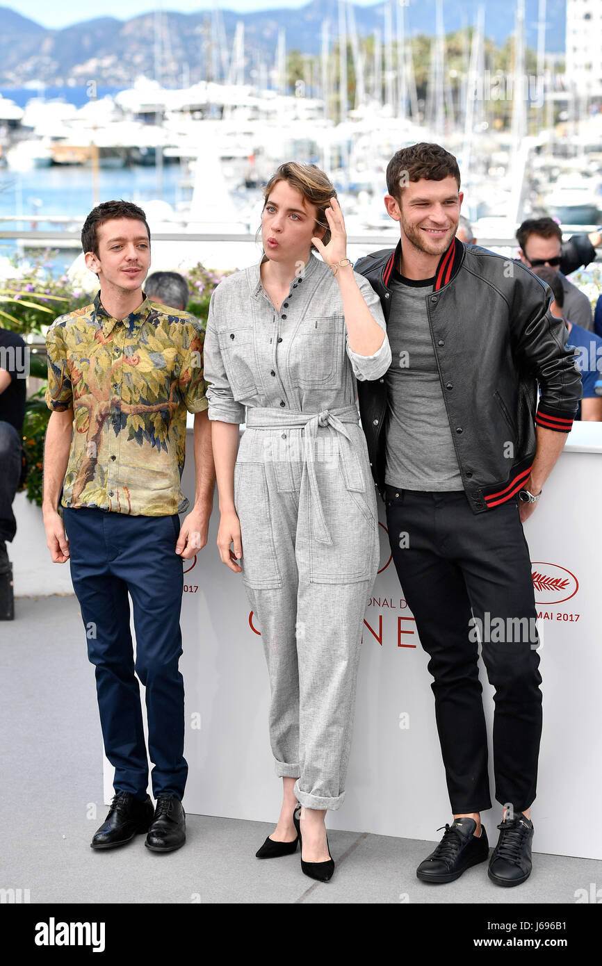 Cannes, France. 20 mai, 2017. Cannes, Adèle Haenel et acteur Arnaud Valois (de G à D) du film '120 BPM" posent pour la photo en Nahuel Perez Biscayart acteur, actrice Adèle Haenel et acteur Arnaud Valois (de G à D) du film '120 BPM" posent pour la photo à Cannes, France le 20 mai 2017. Le film '120 BPM" réalisé par le réalisateur français Robin Campillo seront en compétition pour la Palme d'or sur le 70e Festival de Cannes. Crédit : Chen Yichen/Xinhua/Alamy Live News Banque D'Images