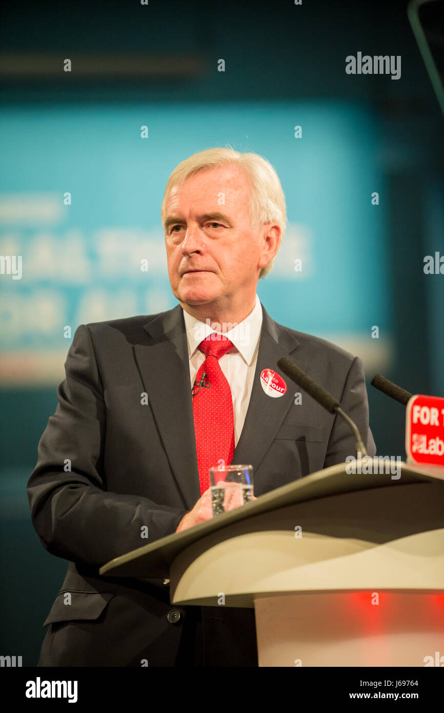Birmingham UK 20 mai 2017 John McDonnell parle d'un rassemblement de partisans du travail à Birmingham UK Crédit : Peter Lopeman/Alamy Live News Banque D'Images