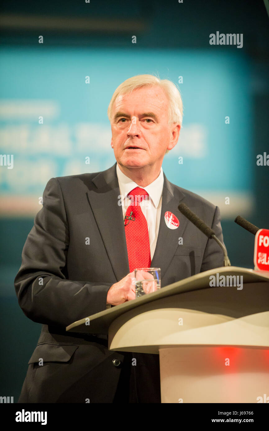 Birmingham UK 20 mai 2017 John McDonnell parle d'un rassemblement de partisans du travail à Birmingham UK Crédit : Peter Lopeman/Alamy Live News Banque D'Images