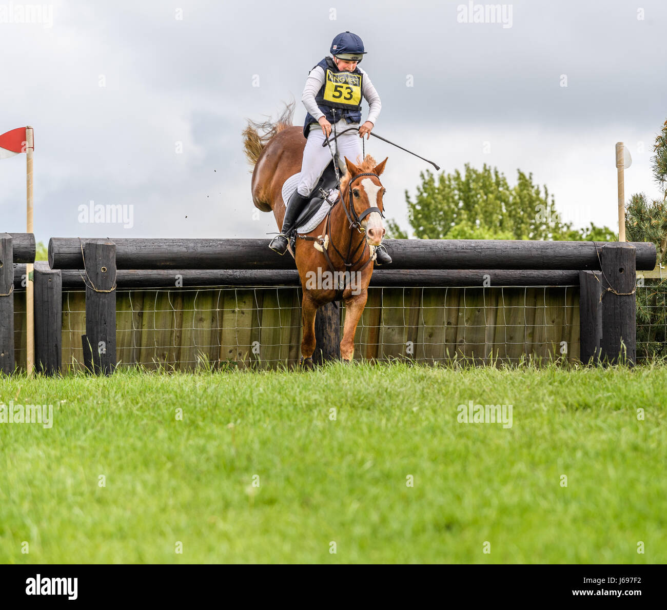 Parc du château de Rockingham, Corby, Angleterre. Samedi 20 mai 2017. Boo Guest et son cheval Nanteglwys Brynmor leap un obstacle dans le cross-country phase du Rockingham International Horse Trials le samedi 20 mai 2017 dans le parc du château de Rockingham norman à Corby, Angleterre. Credit : miscellany/Alamy Live News Banque D'Images