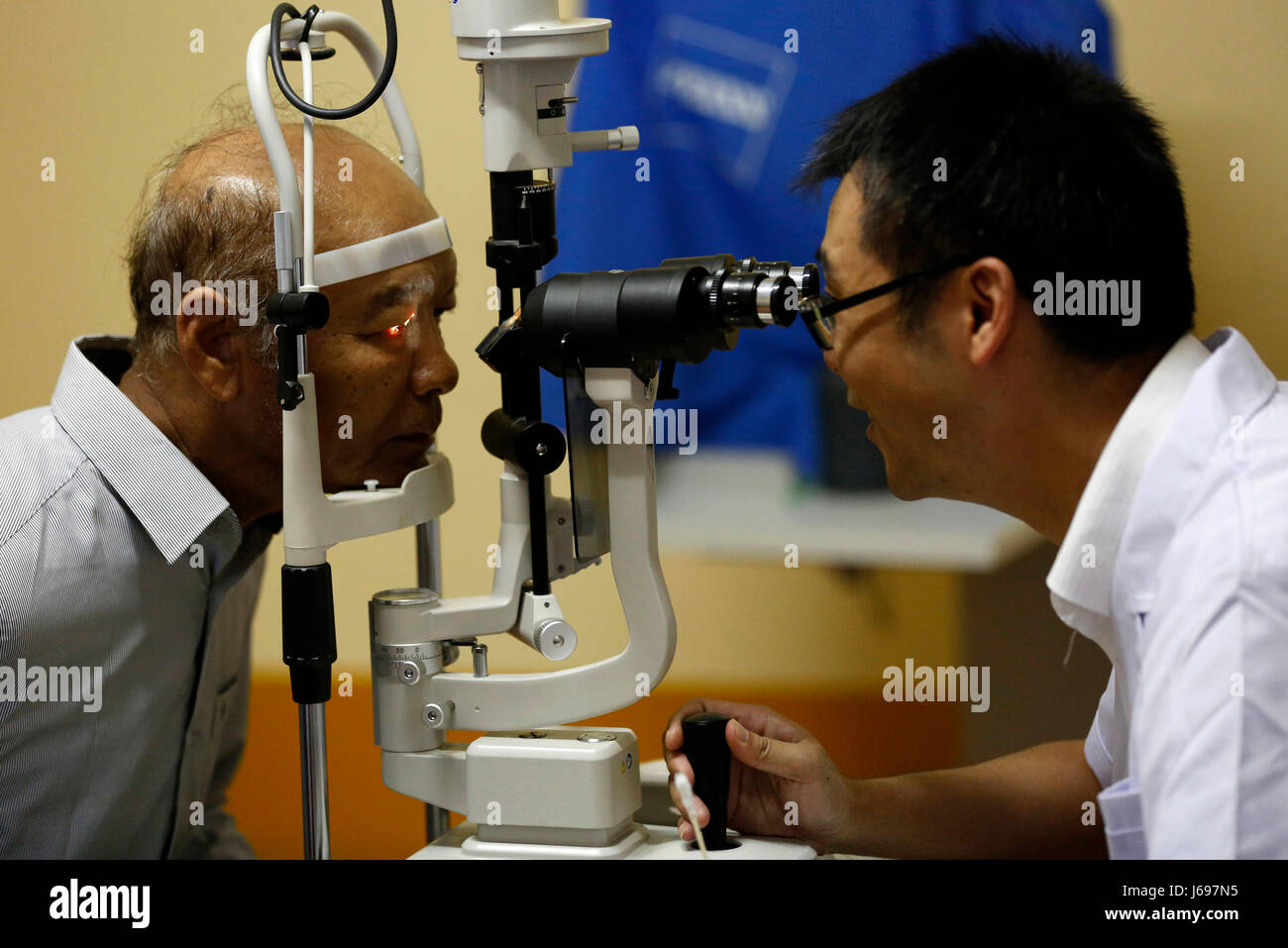 Yangon, Myanmar. 20 mai, 2017. Un médecin chinois examine les yeux d'un patient à Yangon, Myanmar, le 20 mai 2017. Des associations depuis la Chine et le Myanmar a lancé les activités de bienfaisance pour soigner les personnes souffrant de la cataracte de l'œil ici le samedi. Environ 200 patients recevront l'opération chirurgicale gratuitement. Credit : U Aung/Xinhua/Alamy Live News Banque D'Images