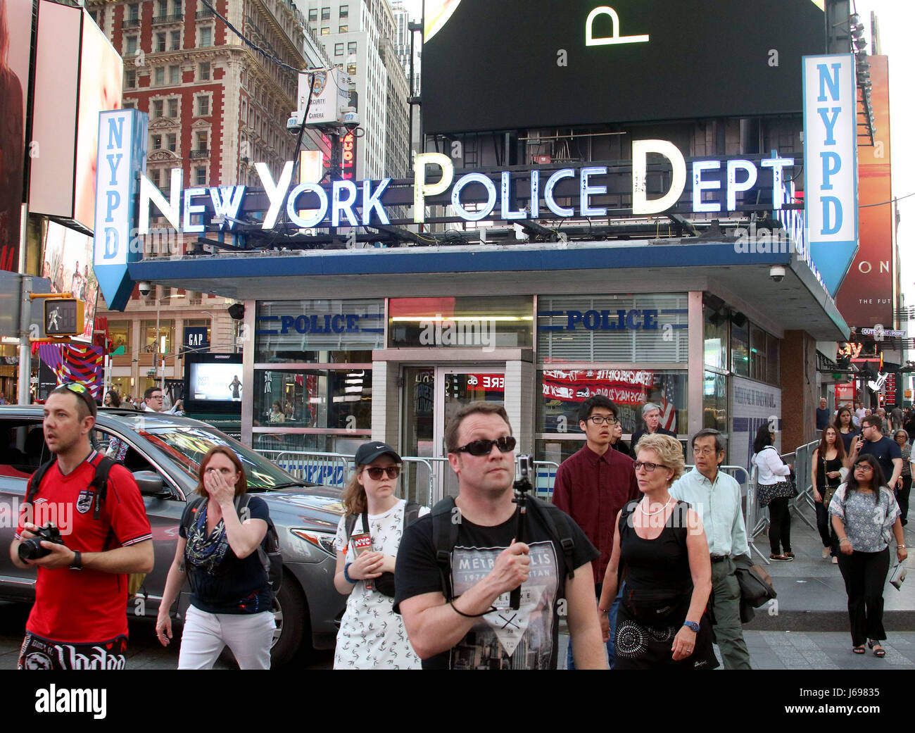 19 mai 2017 - New York, New York, États-Unis - les touristes et les piétons à pied par le stand de la Police de NYPD à Times Square, où un véhicule mortel labouré dans la foule au début de la semaine. (Crédit Image : © Kaszerman ZUMA Nancy via le fil) Banque D'Images