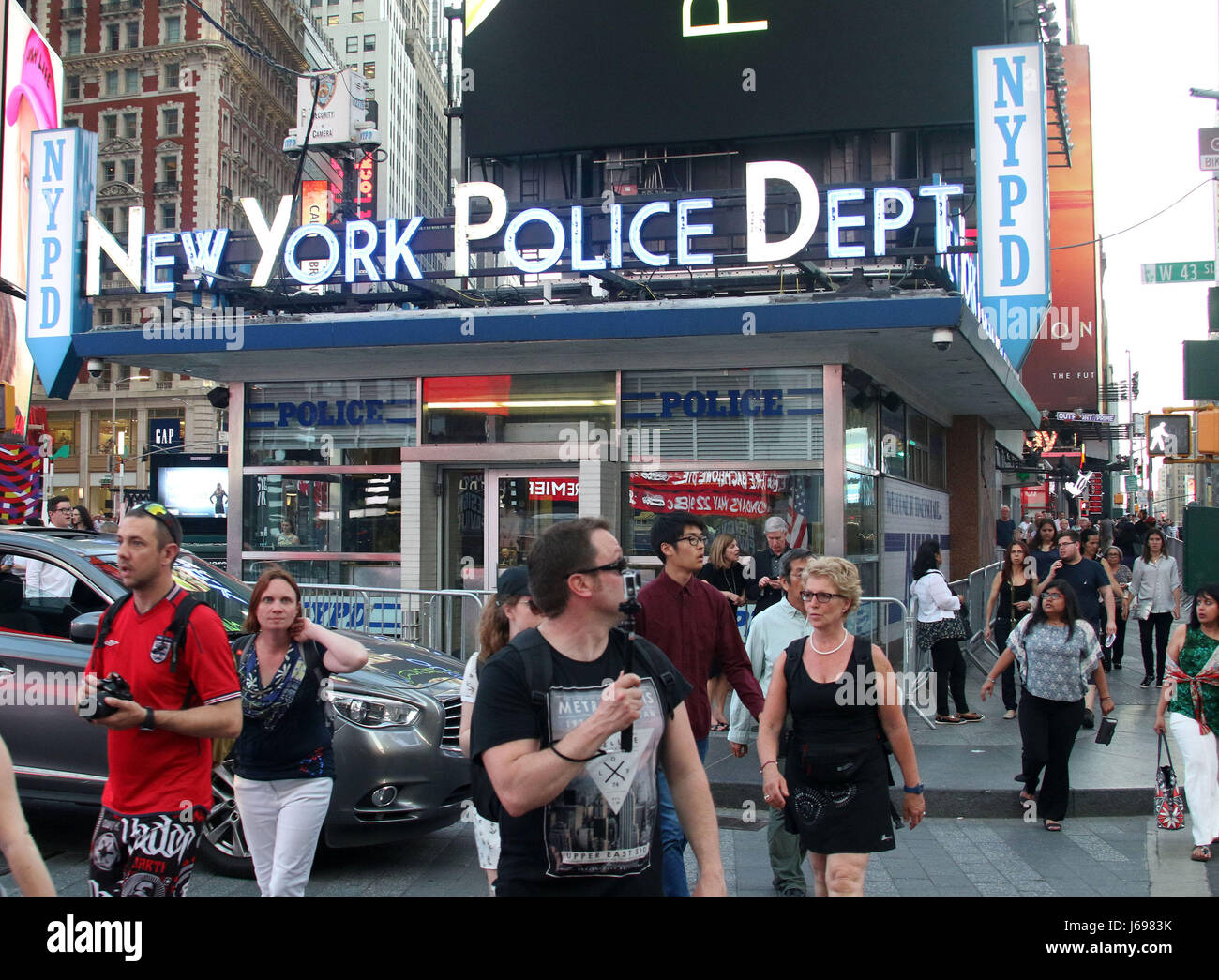 19 mai 2017 - New York, New York, États-Unis - les touristes et les piétons à pied par le stand de la Police de NYPD à Times Square, où un véhicule mortel labouré dans la foule au début de la semaine. (Crédit Image : © Kaszerman ZUMA Nancy via le fil) Banque D'Images