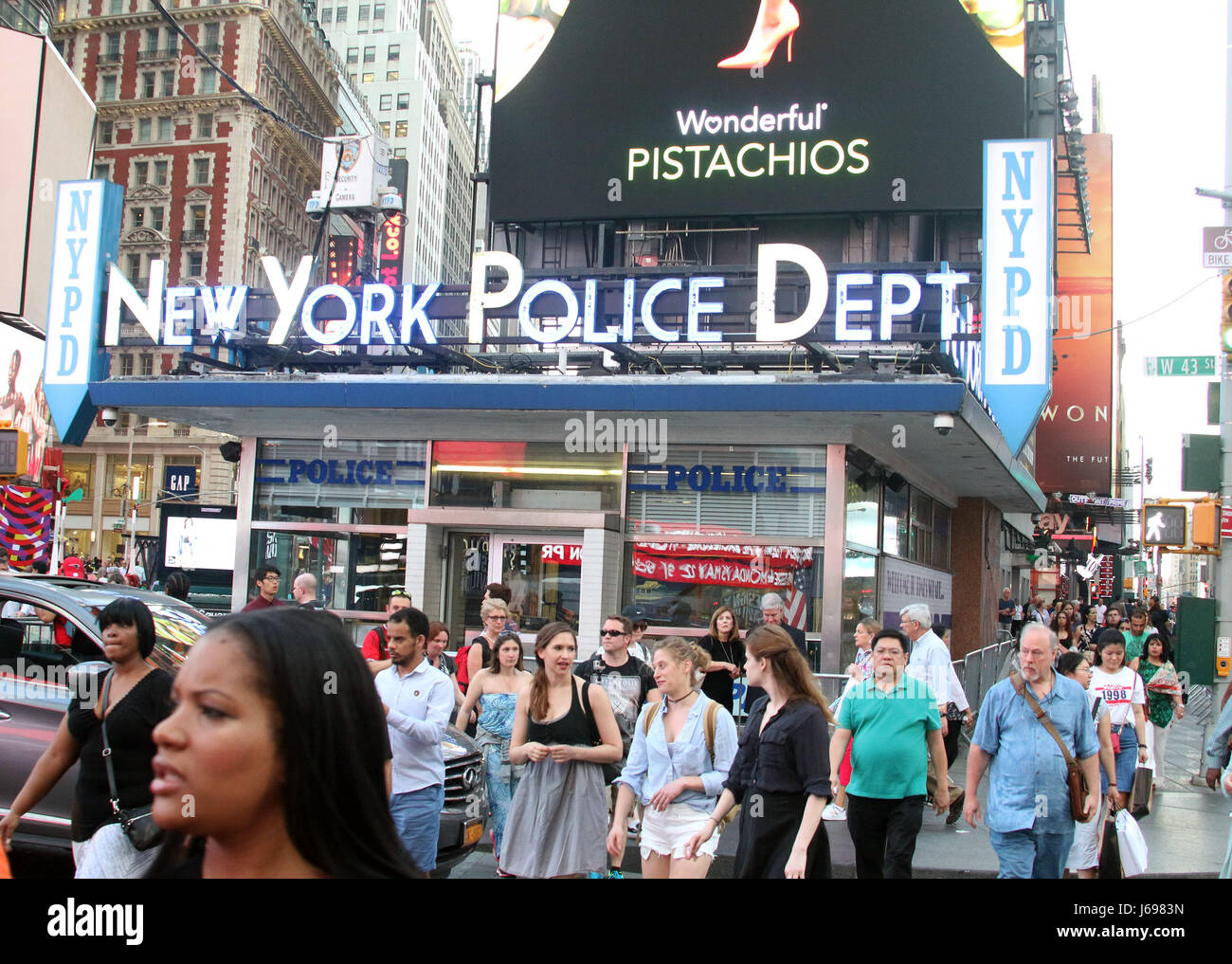 19 mai 2017 - New York, New York, États-Unis - les touristes et les piétons à pied par le stand de la Police de NYPD à Times Square, où un véhicule mortel labouré dans la foule au début de la semaine. (Crédit Image : © Kaszerman ZUMA Nancy via le fil) Banque D'Images