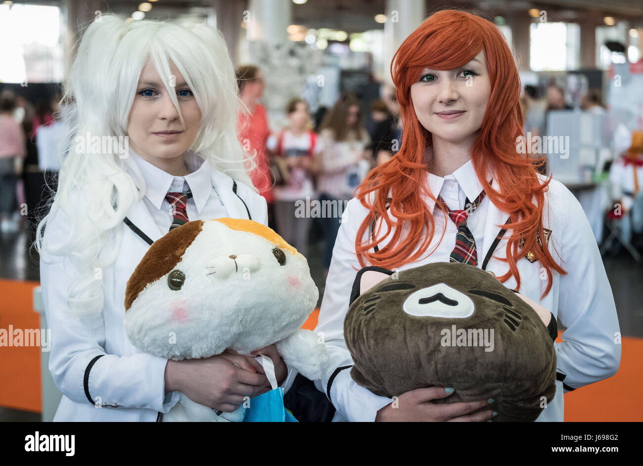 Hanovre, Allemagne. 20 mai, 2017. Deux cosplayeurs habillés comme des écolières japonaise à la MCM Comic Con à Hanovre, Allemagne, 20 mai 2017. Des fans de bande dessinée et des cosplayeurs de partout dans le monde convergent vers la ville pour les deux jours de convention sur les 20 et 21 mai 2017. Photo : Peter Steffen/dpa/Alamy Live News Banque D'Images