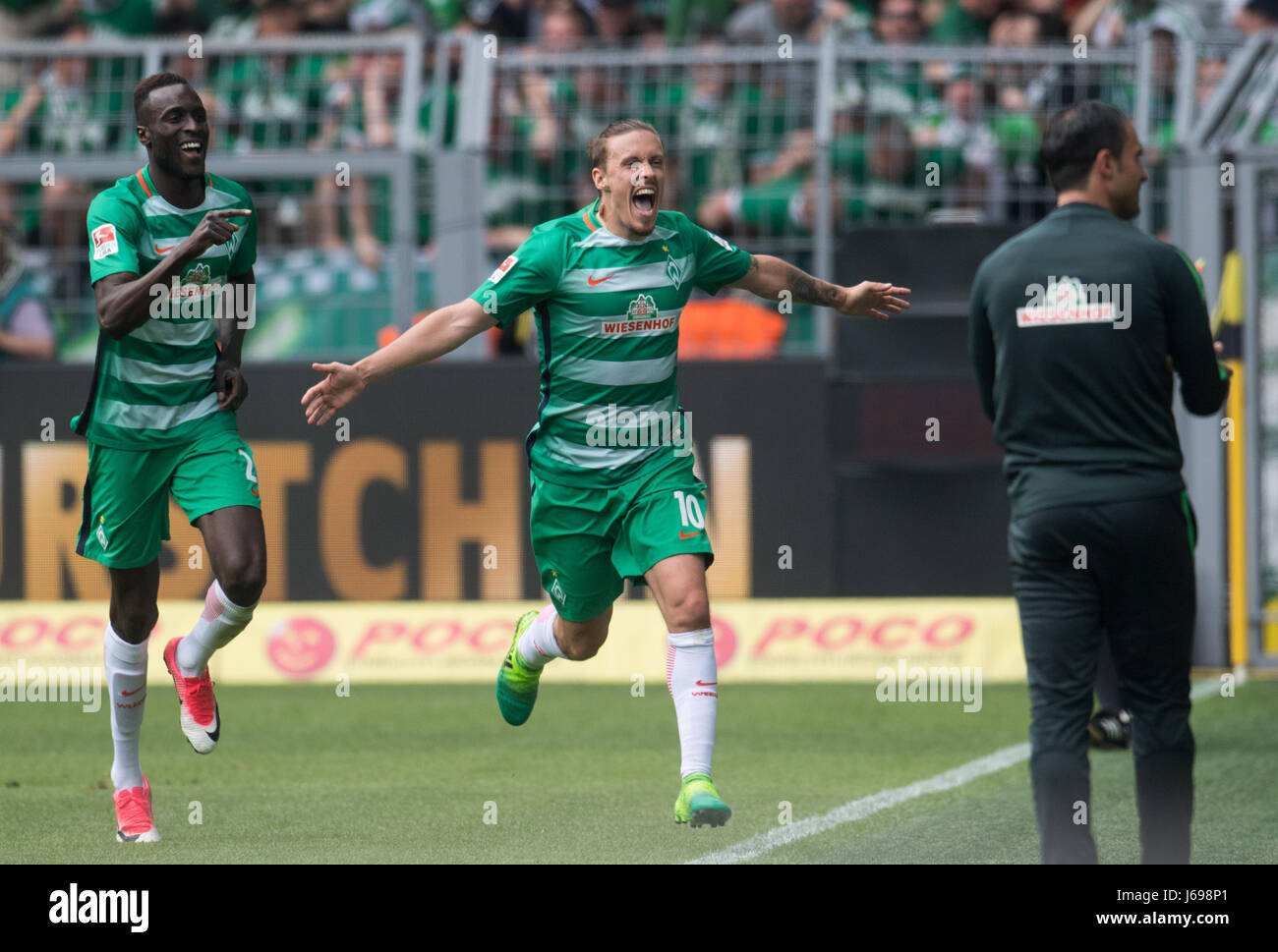 Dortmund, Allemagne. 20 mai, 2017. La Max Kruse (C) célèbre avec coéquipier Ulisses Garcia (L) et gestionnaire Alexander Nouri après avoir réduit à l'opposition de mener à 3:2 au cours de la Bundesliga match de football entre le Borussia Dortmund et le Werder Brême dans le stade Signal Iduna Park de Dortmund, Allemagne, 20 mai 2017. (CONDITIONS D'EMBARGO - ATTENTION : En raison de la lignes directrices d'accréditation, le LDF n'autorise la publication et l'utilisation de jusqu'à 15 photos par correspondance sur internet et dans les médias en ligne pendant le match.) Photo : Bernd Thissen/dpa/Alamy Live News Banque D'Images