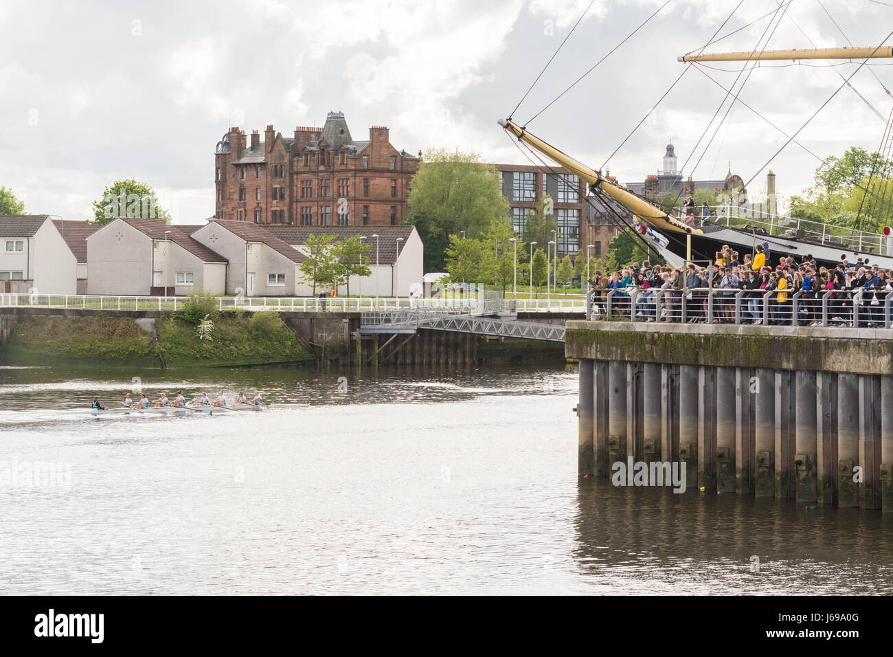 Glasgow, Ecosse, Royaume-Uni. 20 mai, 2017. Royaume-uni - la lumière du soleil, des nuages sombres et des douches du Riverside Museum de Glasgow pour le Scottish Boat Race 2017. La bataille entre Édimbourg et Glasgow University Voile Clubs est dans sa 140e année. L'équipe femmes d'Édimbourg vue ici célébrer Crédit : Kay Roxby/Alamy Live News Banque D'Images