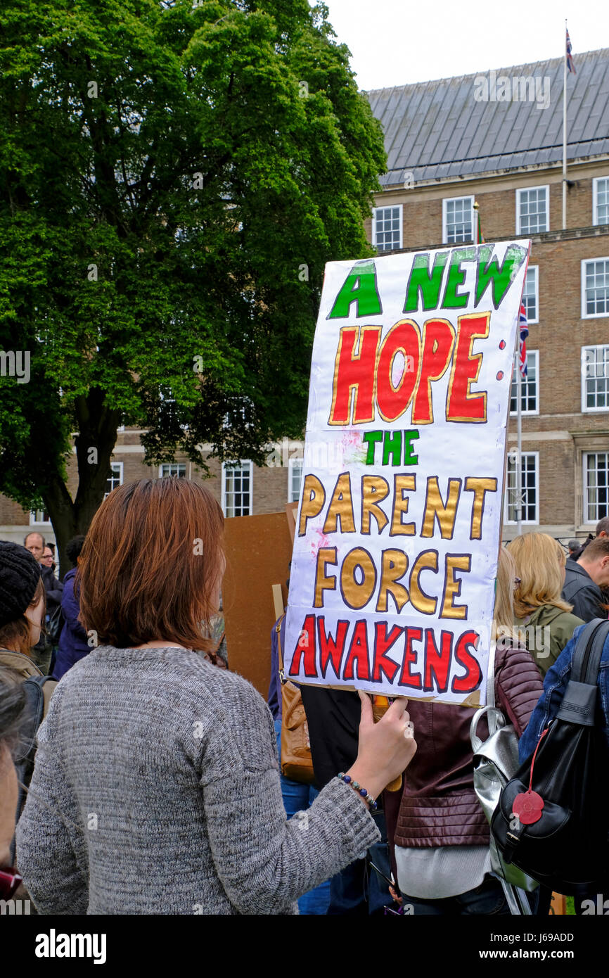 Bristol, Royaume-Uni. 20 mai, 2017. Les manifestants contre le gouvernement en matière d'éducation démontrent sur College Green dans le centre-ville. La manifestation a été l'un d'un certain nombre d'événements autour de l'UK ont pour objet de mettre en évidence les effets possibles des compressions proposées dans le financement pour les écoles. Keith Ramsey/Alamy Live News Banque D'Images