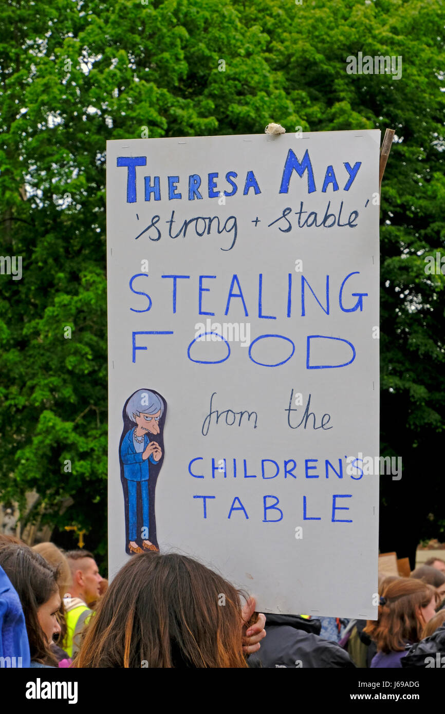 Bristol, Royaume-Uni. 20 mai, 2017. Les manifestants contre le gouvernement en matière d'éducation démontrent sur College Green dans le centre-ville. La manifestation a été l'un d'un certain nombre d'événements autour de l'UK ont pour objet de mettre en évidence les effets possibles des compressions proposées dans le financement pour les écoles. Keith Ramsey/Alamy Live News Banque D'Images