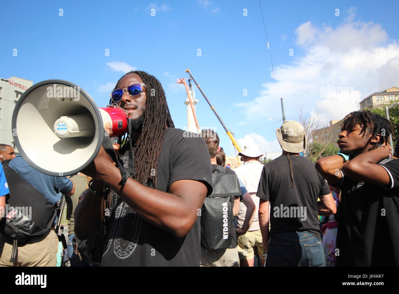 New Orleans, USA. 19 mai, 2017. La Nouvelle Orléans, Louisiane, USA 19 mai 2017 : des militants de la communauté noire célèbrent à Lee Circle dans le centre-ville de La Nouvelle Orléans en tant que travailleurs se préparent à déposer le 13-pieds de haut Statue de général confédéré Robert E. Lee, le quatrième monument à être retirée sur ordre du maire Mitch Landrieu. Credit : Bob Daemmrich/Alamy Live News Crédit : Bob Daemmrich/Alamy Live News Banque D'Images