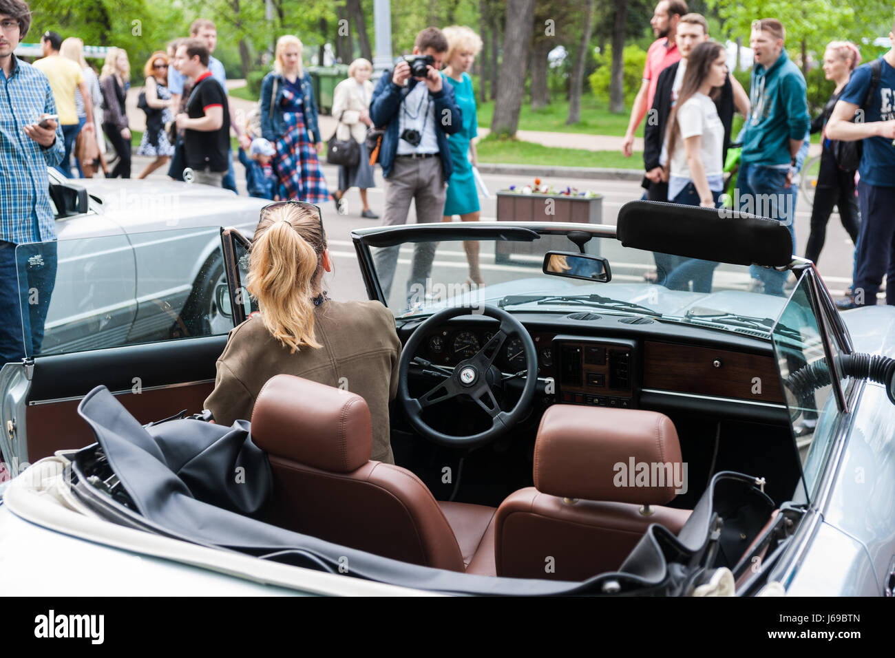 La Russie, Moscou. Samedi 20 Mai, 2017. Une exposition de voitures anciennes et des motos est en cours dans le parc d'attractions de Sokolniki. Environ 200 voitures et vélos sont exposés à l'air libre, y compris de nombreux véhicules automobiles et soviétique à partir de la Suède, l'Allemagne, les Etats-Unis, le Japon et les autres pays du monde. Beaucoup de personnes visitent l'exposition en dépit de l'outcast jour. Des personnes non identifiées, prendre des photos en mémoire certaines belles voitures dans le parc. Crédit : Alex's Pictures/Alamy Live News Banque D'Images