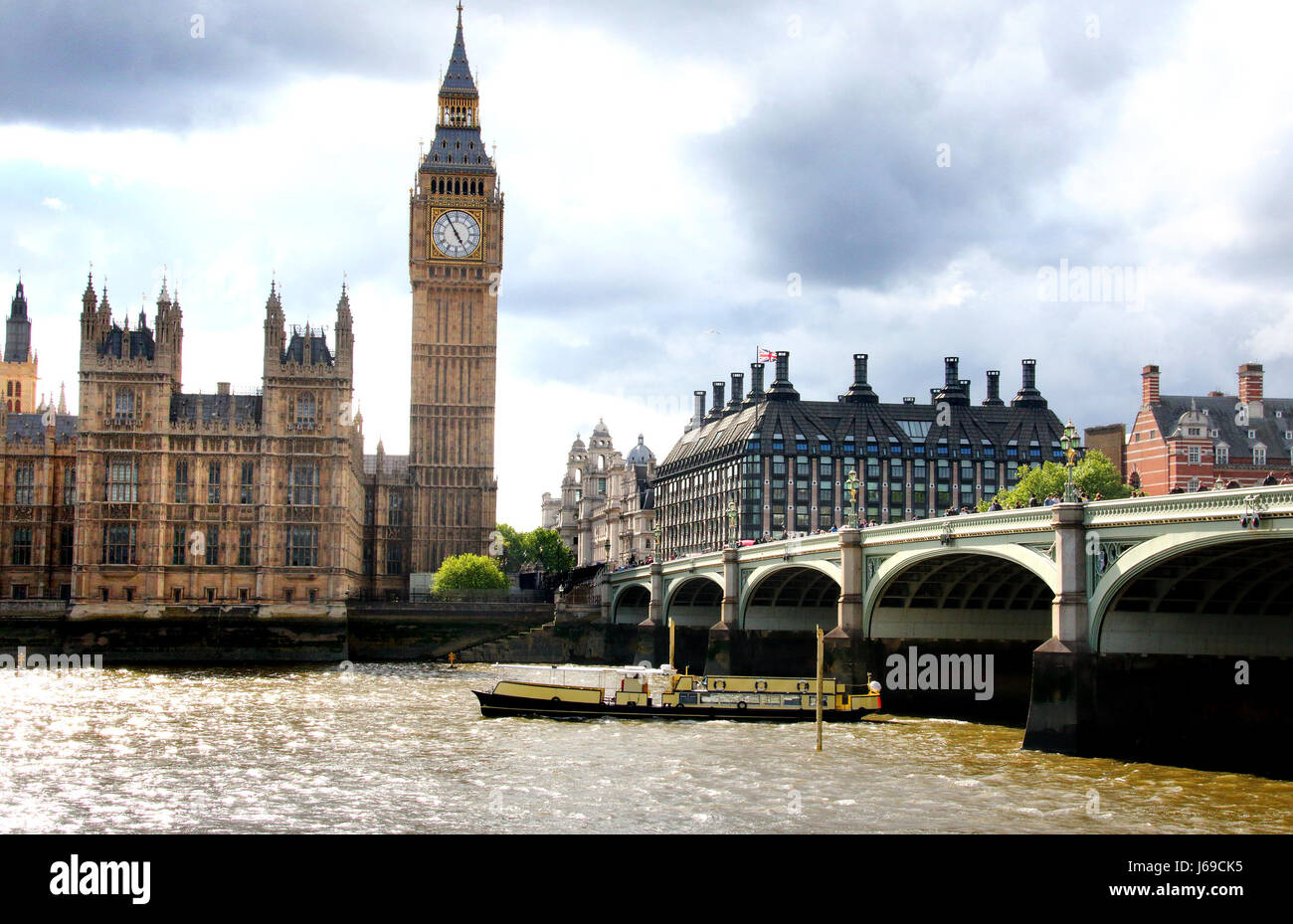 Londres, Royaume-Uni. 20 mai, 2017. Météo France : journée à Londres n'a pas dissuader les touristes découvrir les sites, Londres le 20 mai 2017 en photo - le pont de Westminster et Big Ben Crédit : KEITH MAYHEW/Alamy Live News Banque D'Images