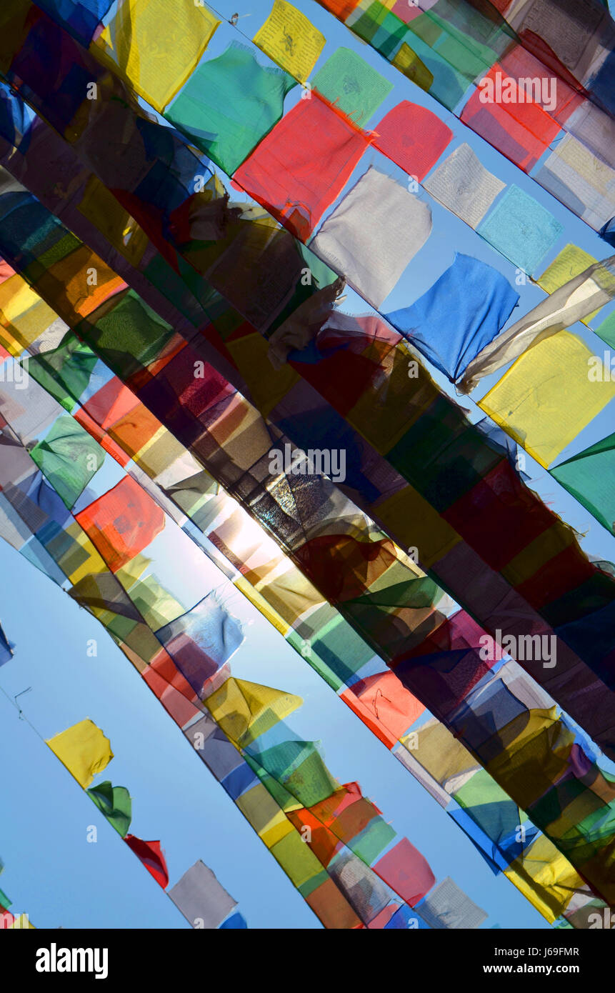 Les drapeaux de prières colorés Bouddhisme Tibétain lungta et soleil en Svayambunatkh temple. Banque D'Images
