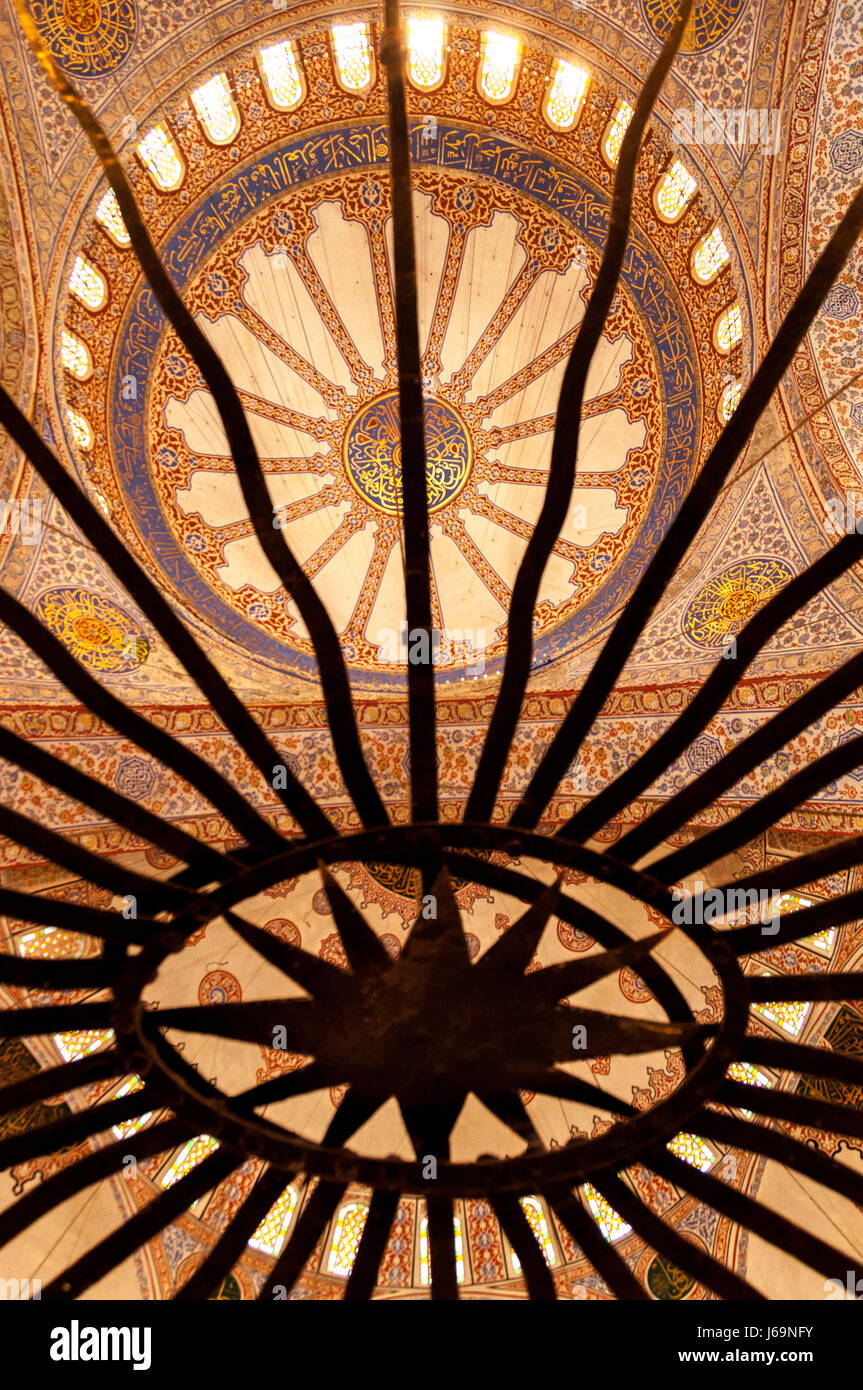 Le beau toit de Sainte-sophie, Istanbul, à travers la silhouette d'un lustre. Banque D'Images