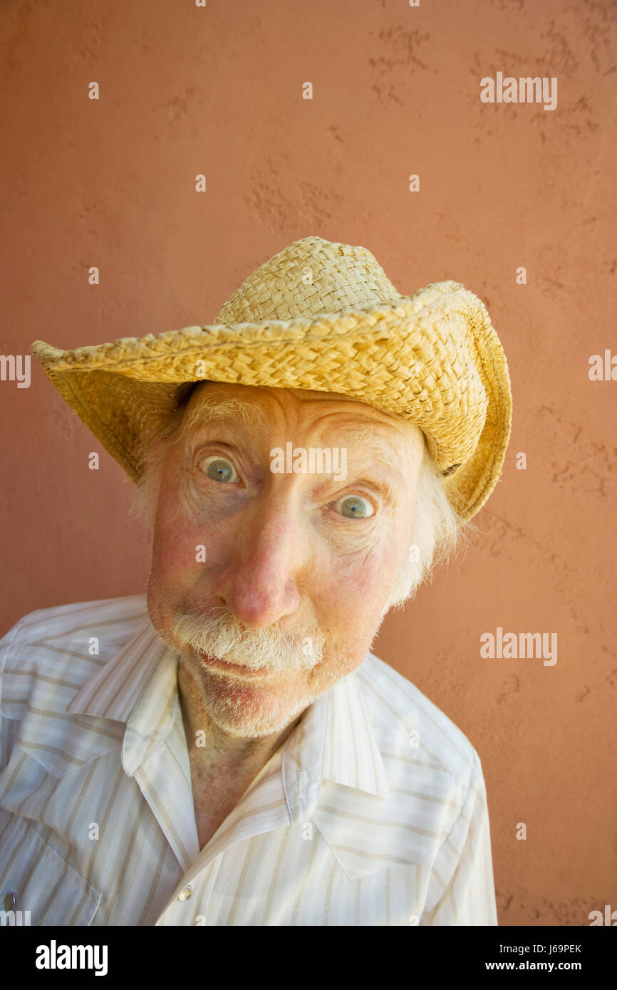 Face à la curiosité de l'œil constituent d'organes chapeau cowboy paille stare expression de western Banque D'Images