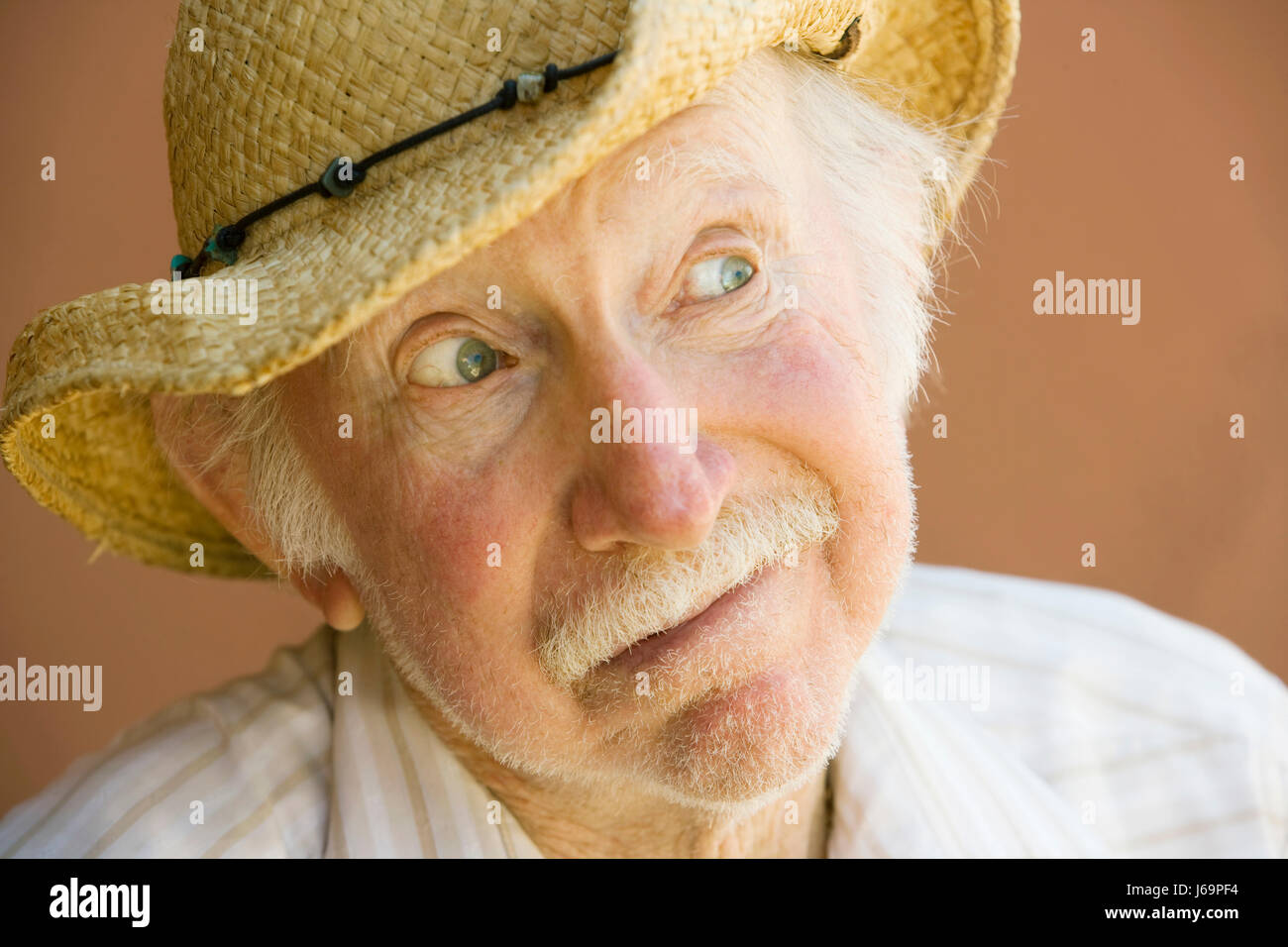 Face à la curiosité de l'œil constituent d'organes chapeau cowboy paille stare expression de western Banque D'Images