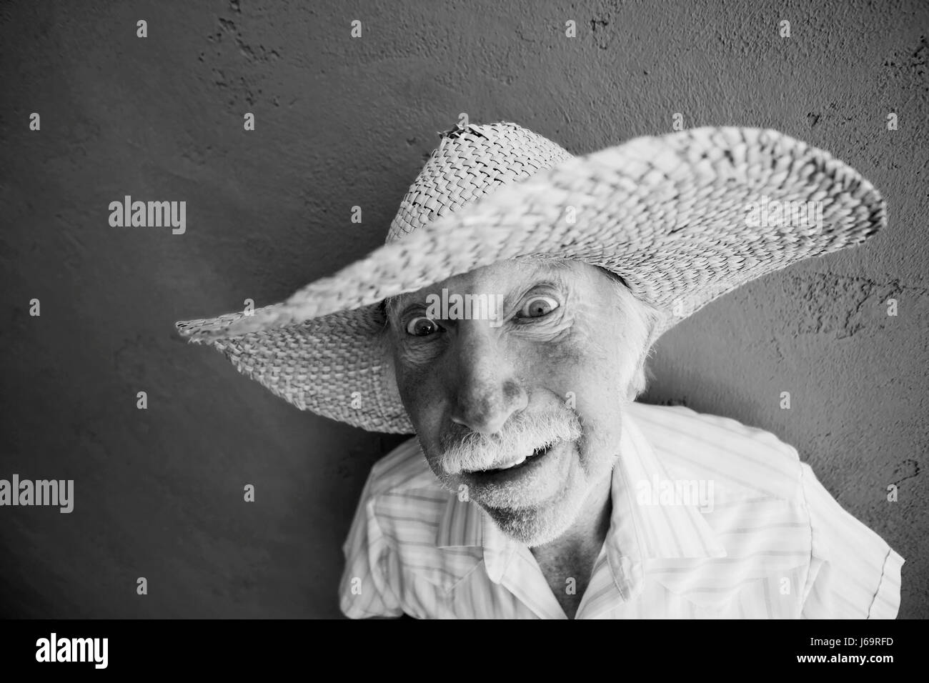 Portrait d'organe de l'œil face hat posent stare cowboy western chaumes paille crazy Banque D'Images