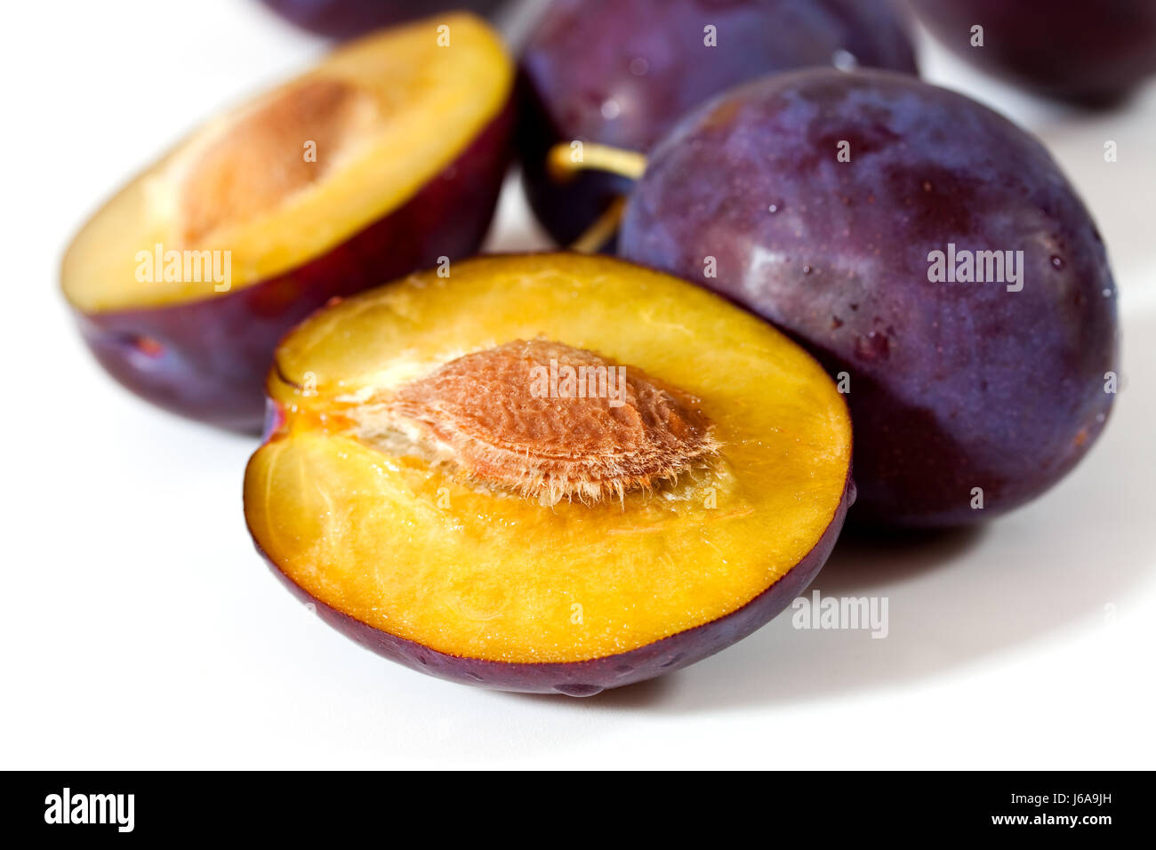 Riche en vitamines des fruits coupés en deux demi-prunes fruits prune la moitié moitié prunus Banque D'Images