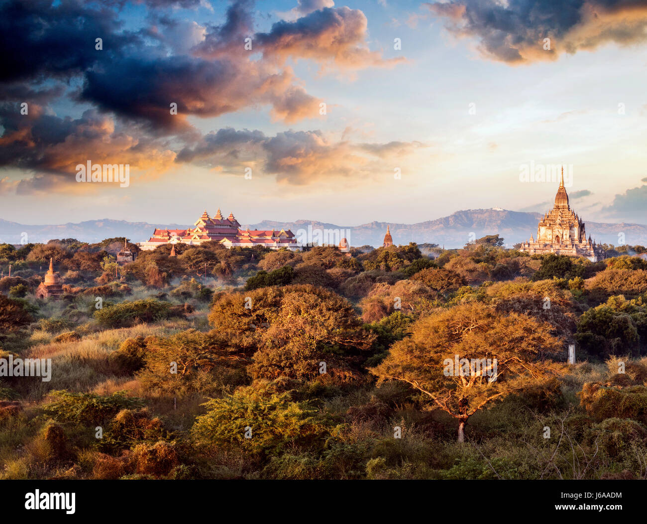 Stock Photo - ballons sur les temples de Bagan à l'aube, le Myanmar (Birmanie Banque D'Images