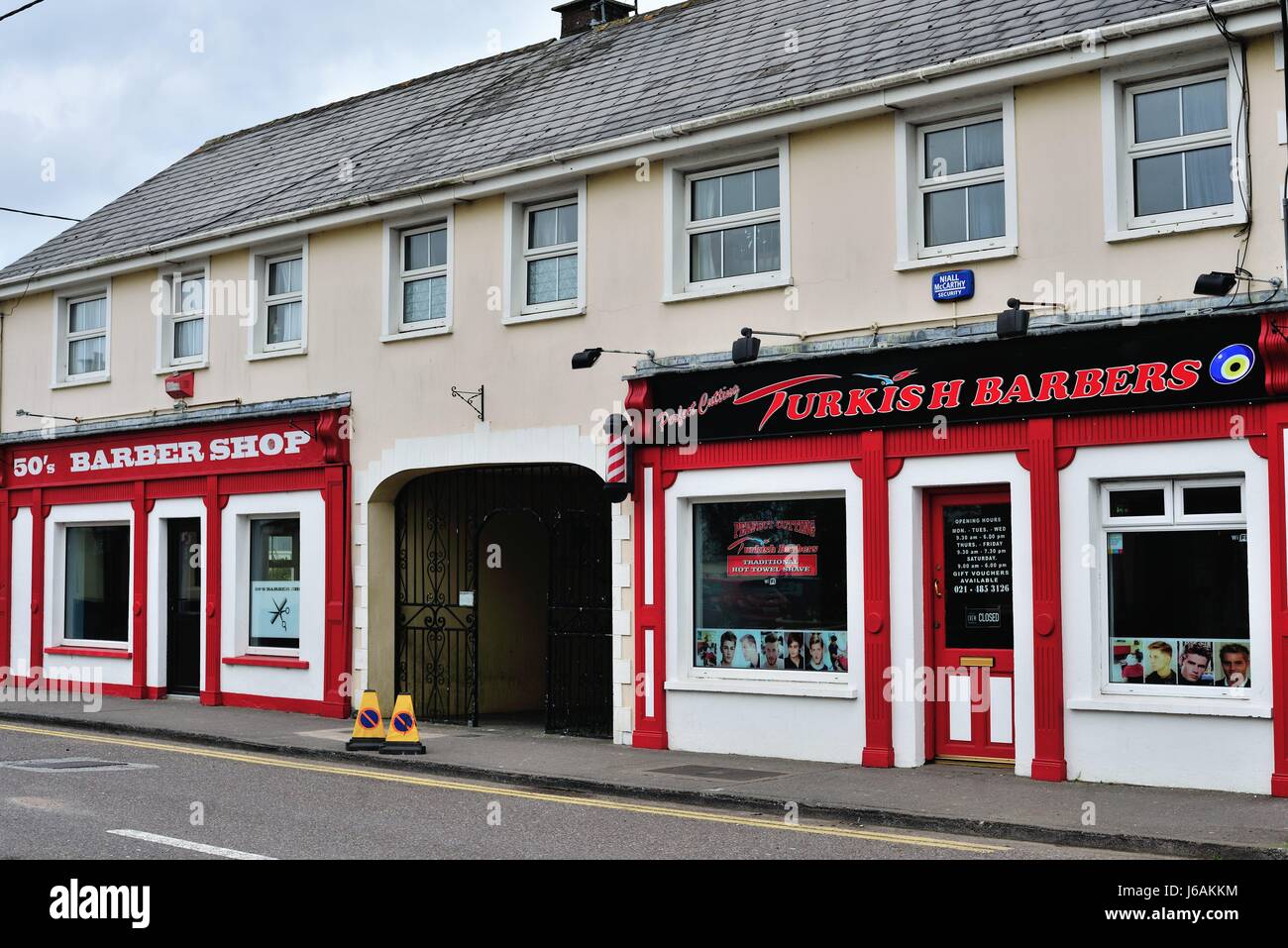 Salon de Coiffure Salon de coiffure traditionnelle, y compris les rangs pole dans la petite ville de Midleton, dans le comté de Cork, Irlande. Banque D'Images