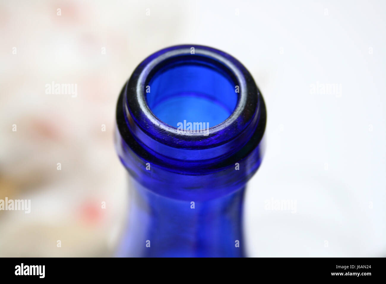 Bouteille bleu bouteille gulp-cou liquide liquide emballage emballage vide gefss ouvert Banque D'Images