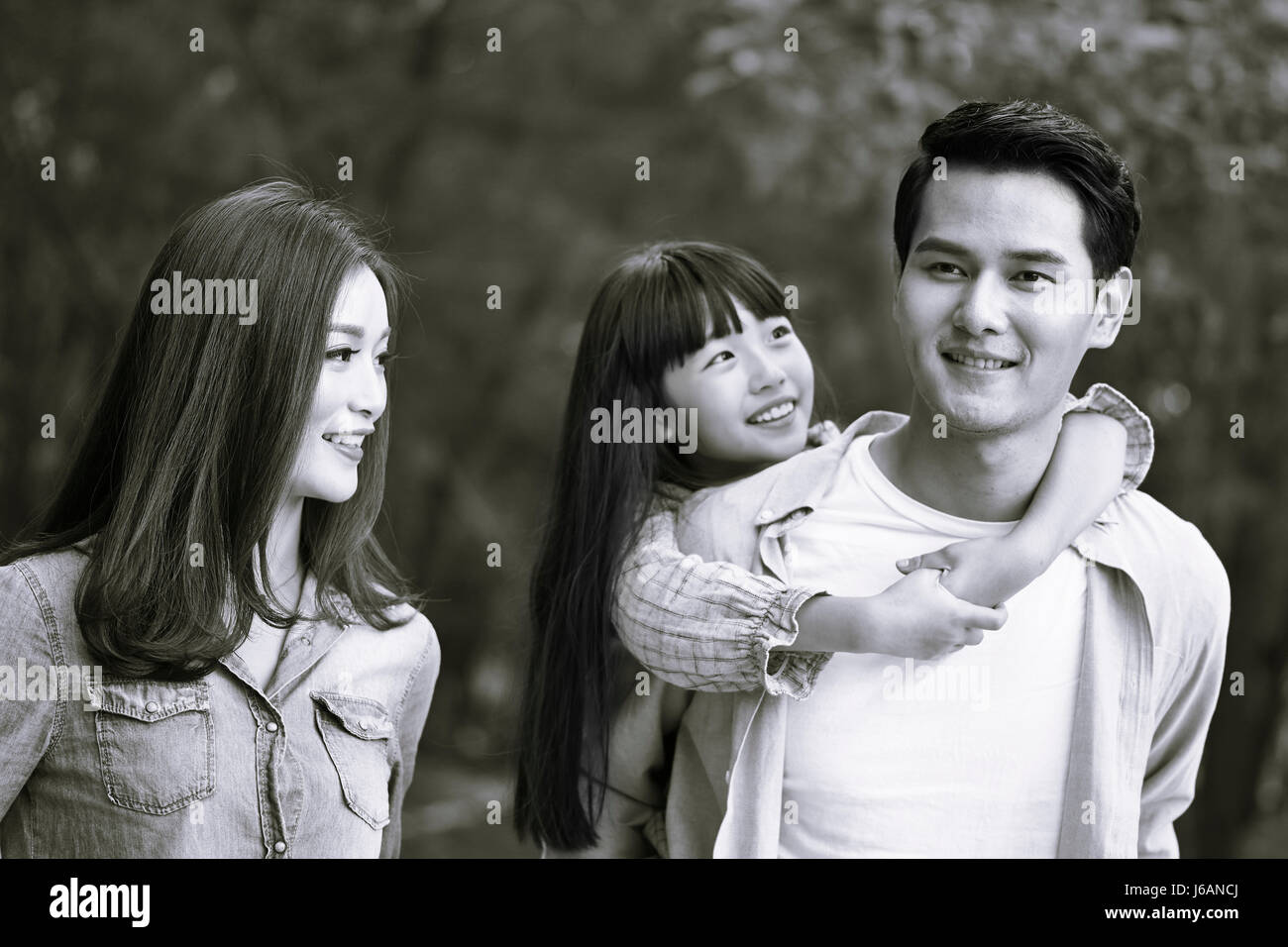 Young Asian family walking profiter de la nature, noir et blanc. Banque D'Images