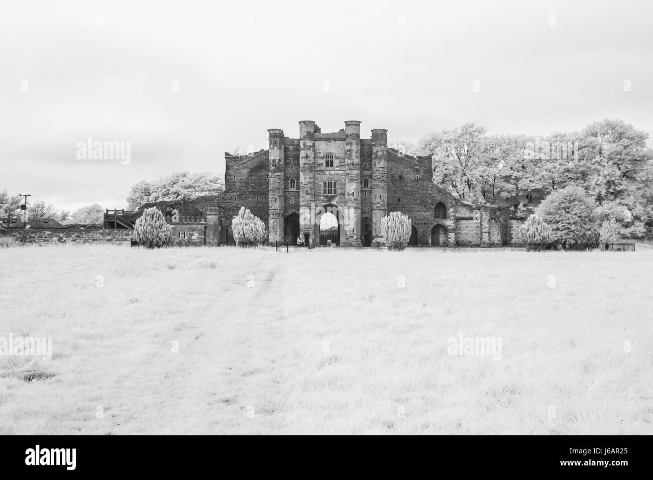 Thornton Abbaye, ruines d'abbaye médiévale dans le Lincolnshire, Angleterre (photographie infrarouge (IR)) Banque D'Images