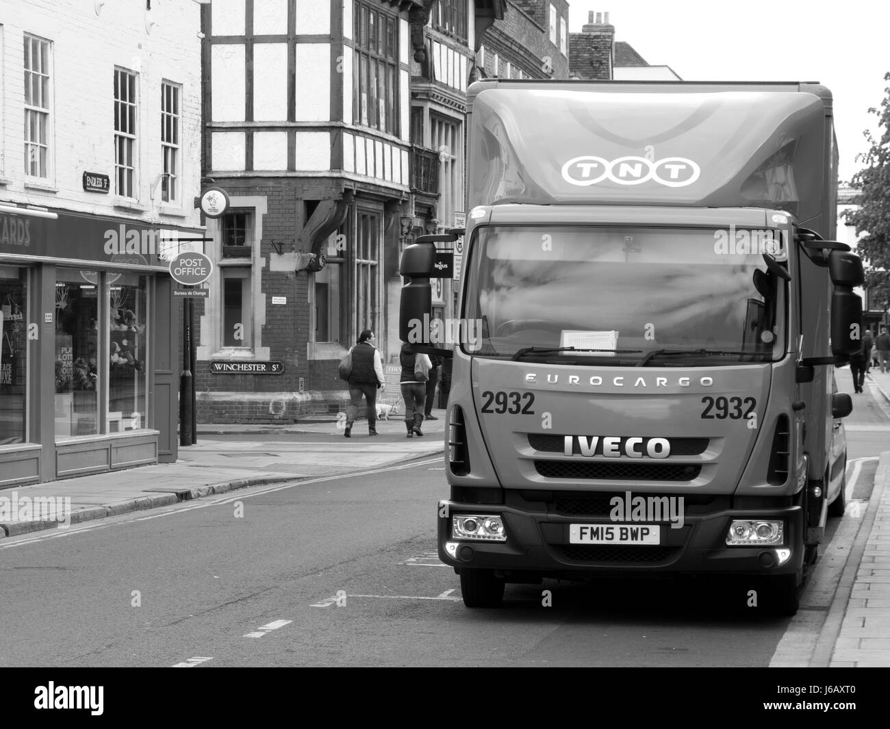 TNT Express camion stationné dans la rue ou la collecte, l'entreprise de livraison de FedEx partie Banque D'Images